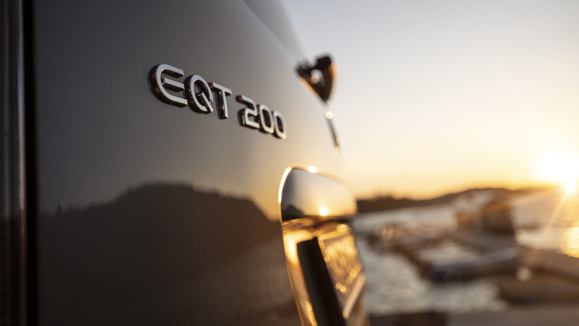 Primer plano del logotipo EQT, enfatizando la identidad eléctrica de Mercedes.