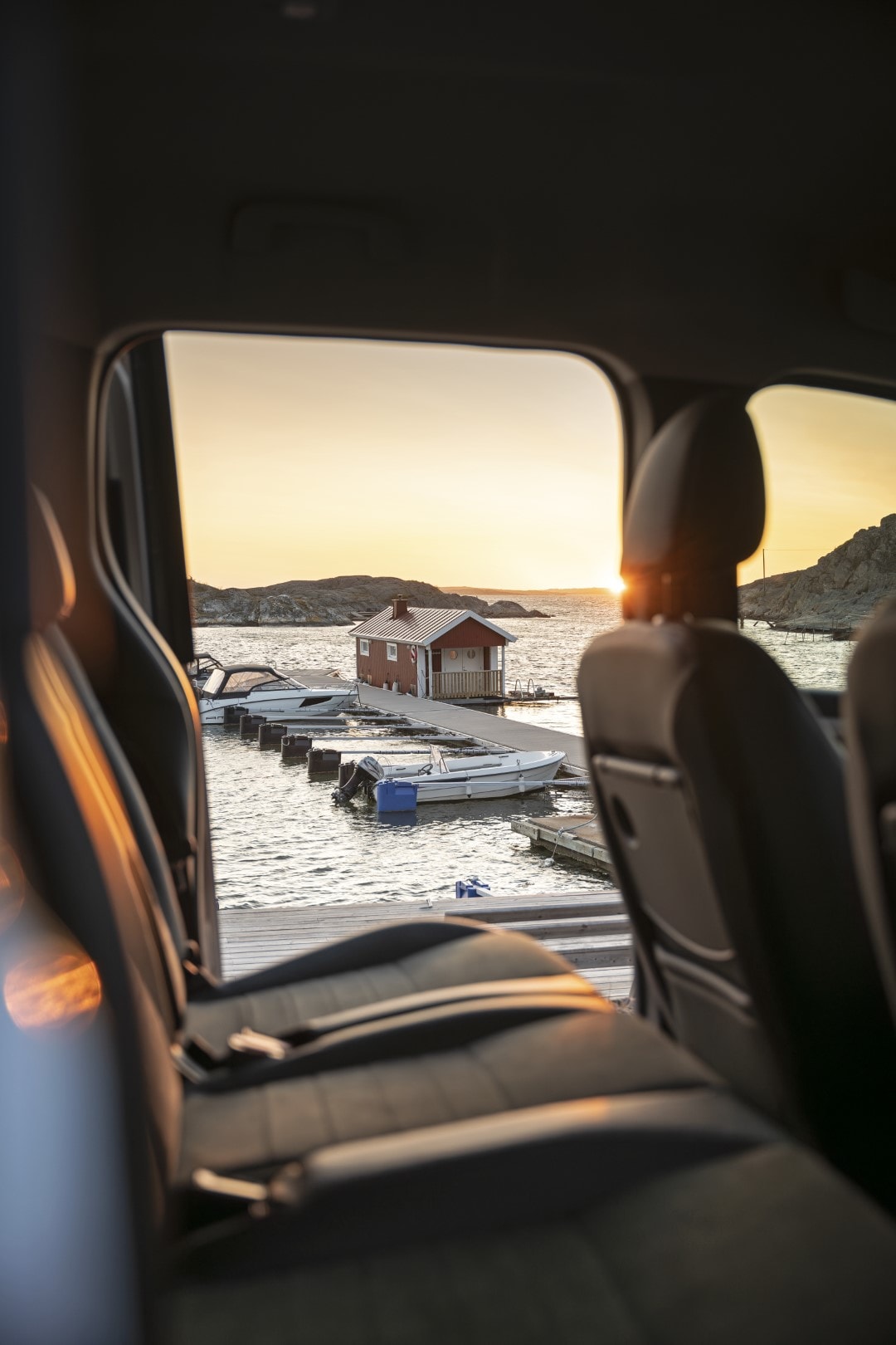 Vista lateral interna del habitáculo del Mercedes EQT al atardecer.