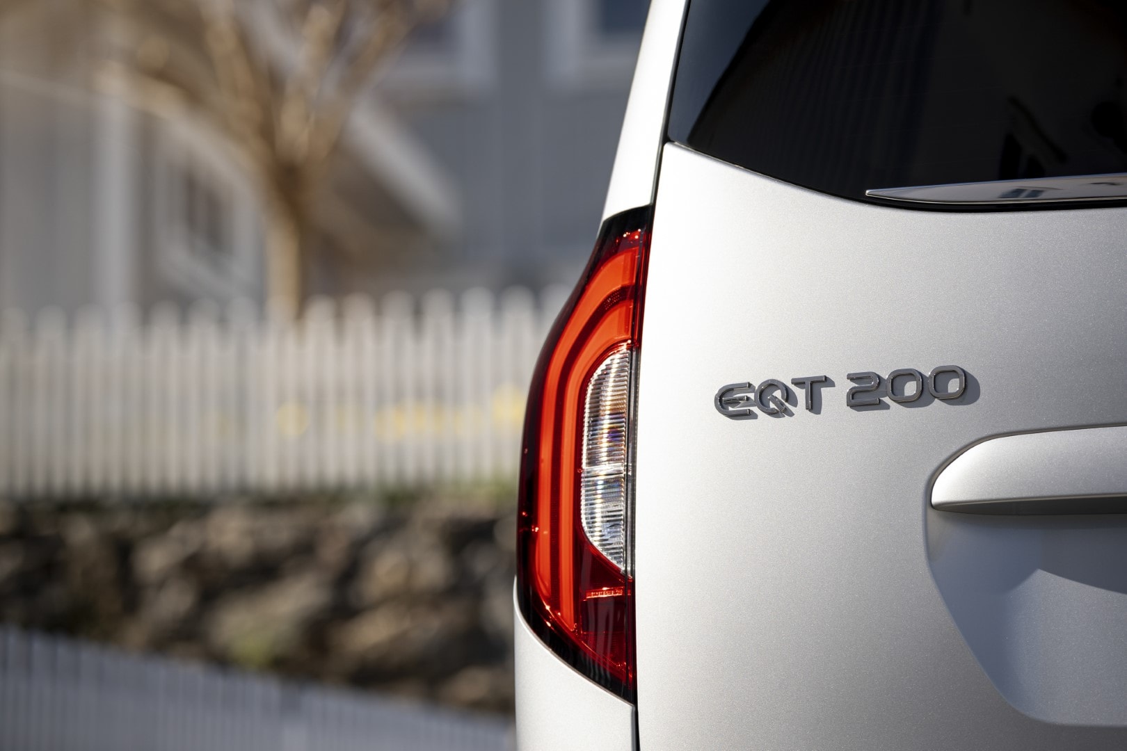 Vista detallada del logo EQT 200 sobre relieve, estética moderna.