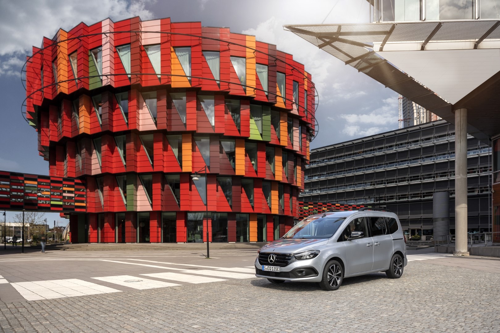 EQT delante de edificio moderno destacando su diseño vanguardista