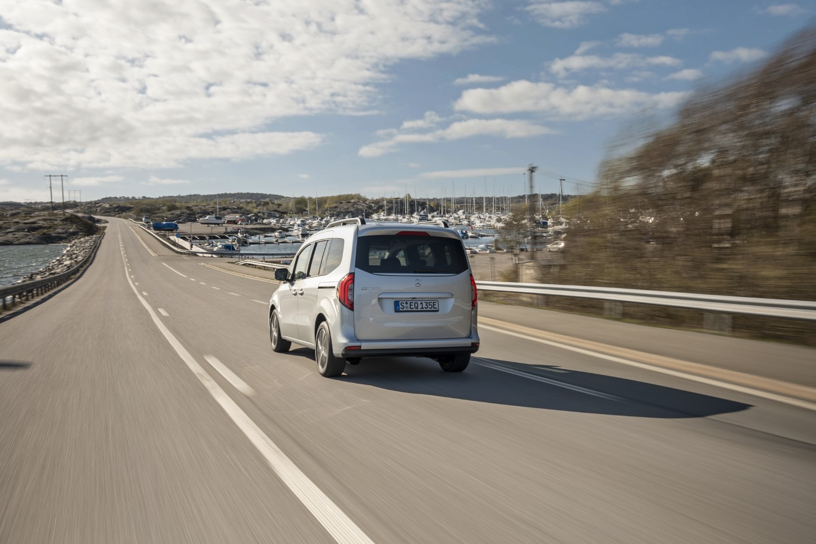 Perspectiva trasera y lateral del EQT circulando por autopista