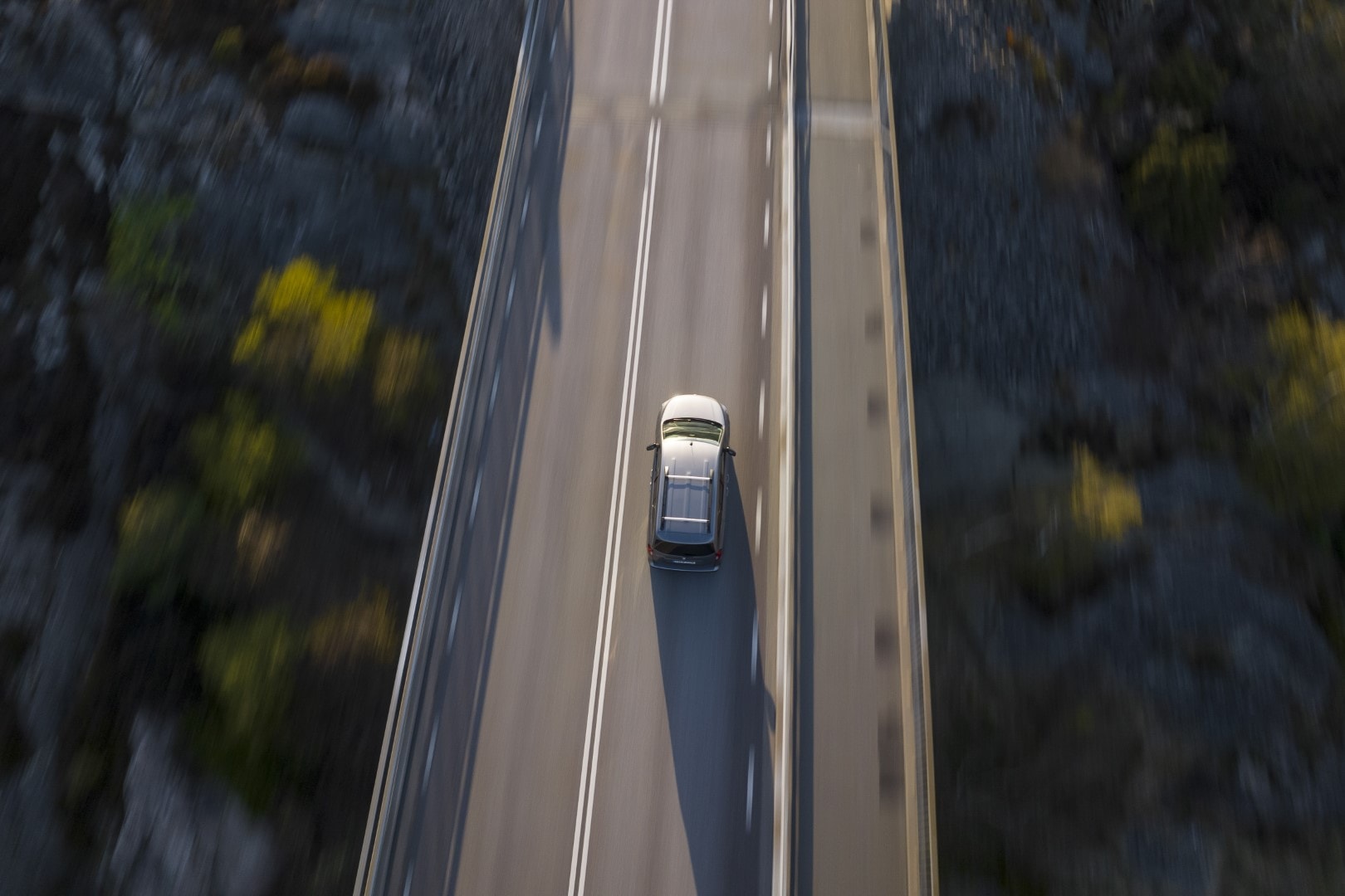 Toma aérea del EQT evidenciando su silueta y diseño en carretera
