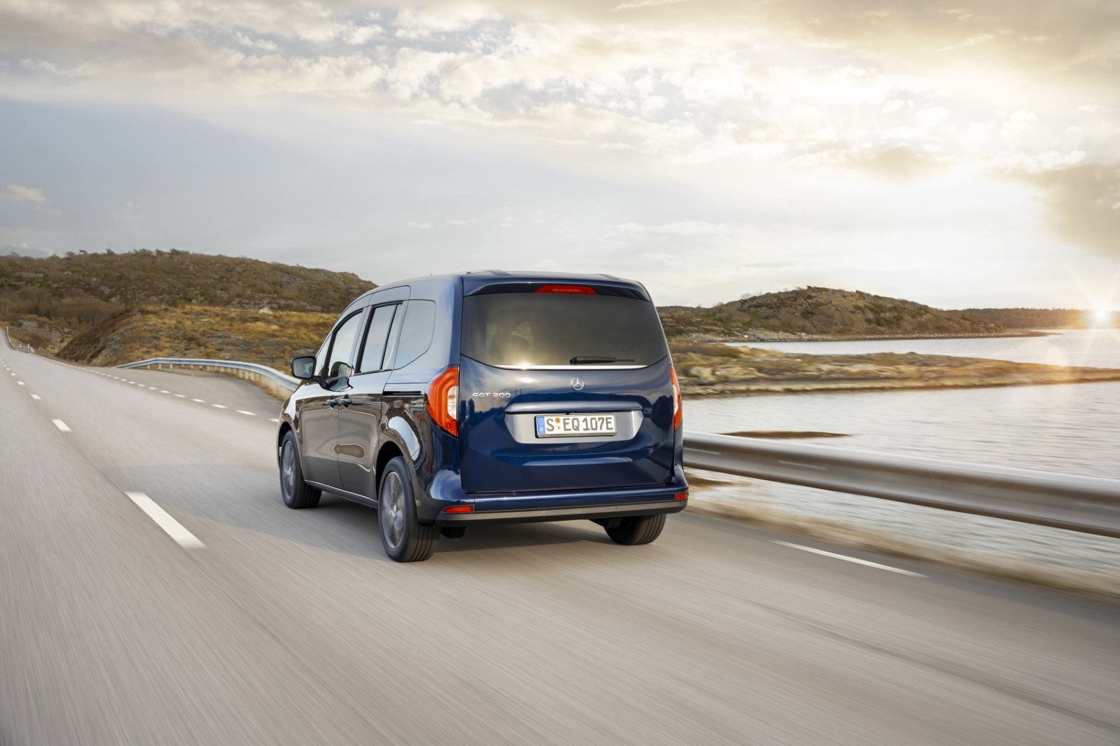 Imagen que muestra el diseño posterior del Mercedes EQT, con enfoque en los faros y el portón.