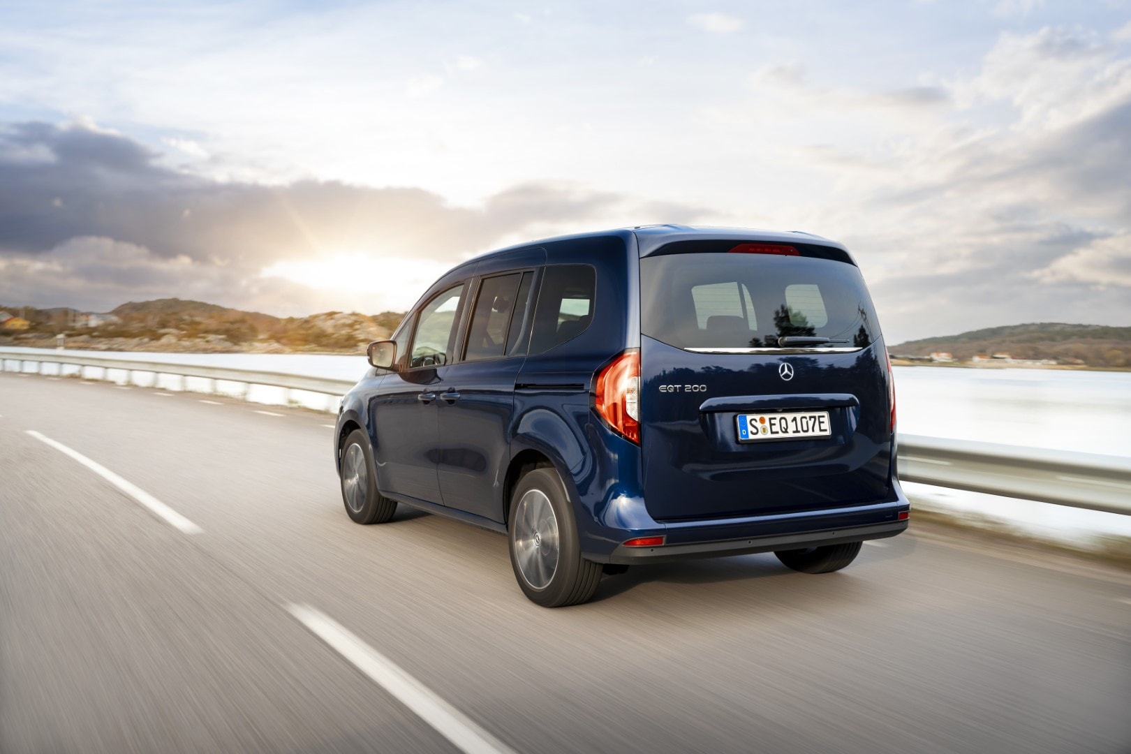 Vista dinámica del Mercedes EQT, destacando su diseño elegante y moderno.
