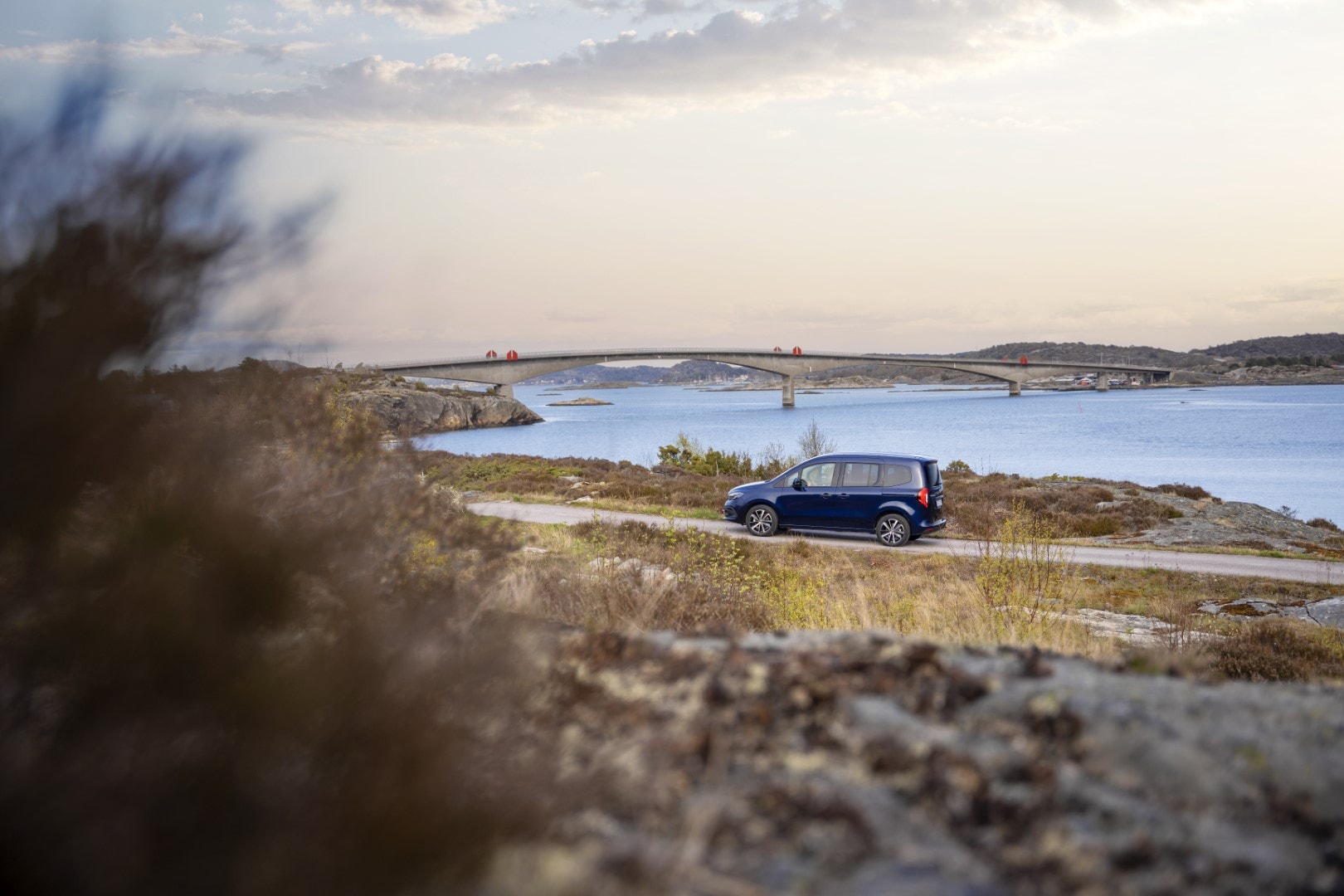 Vista lateral del Mercedes EQT en un ambiente sereno, subrayando su conexión con la naturaleza.