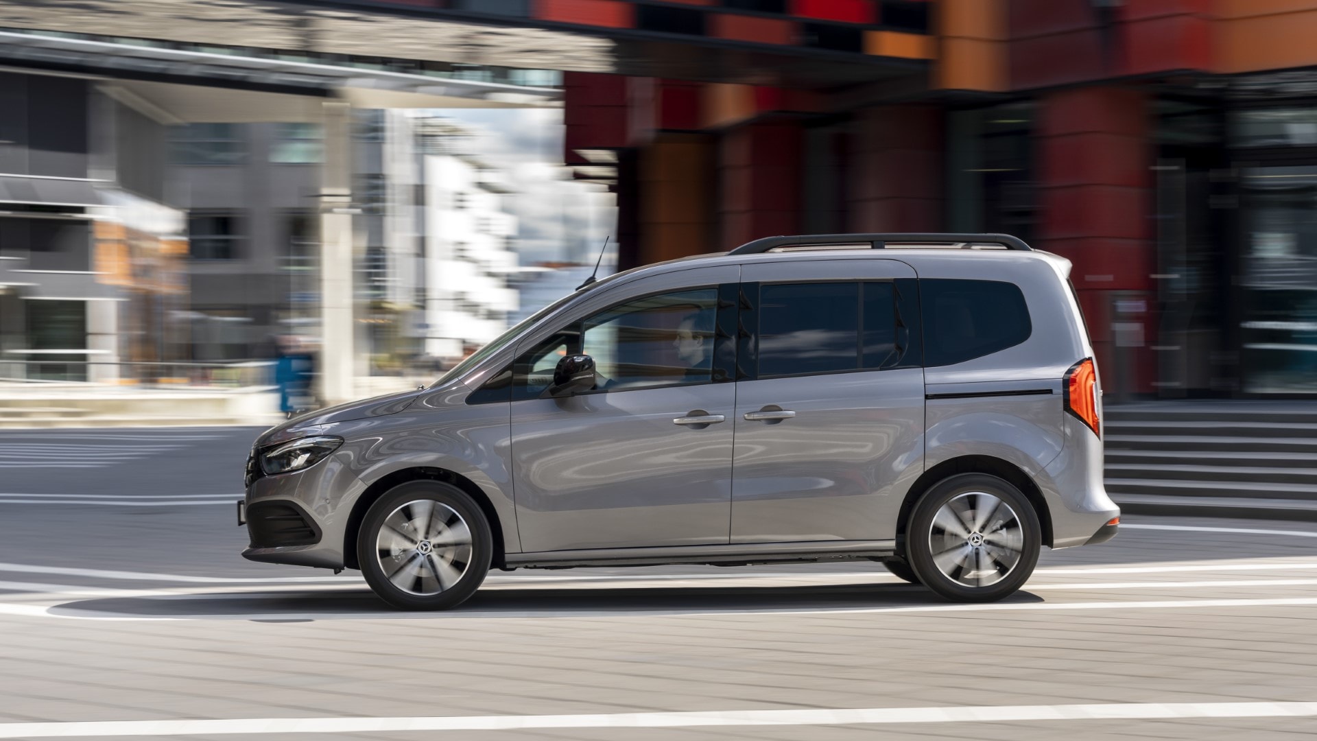 Captura en movimiento del EQT, enfatizando su perfil lateral en un entorno urbano.