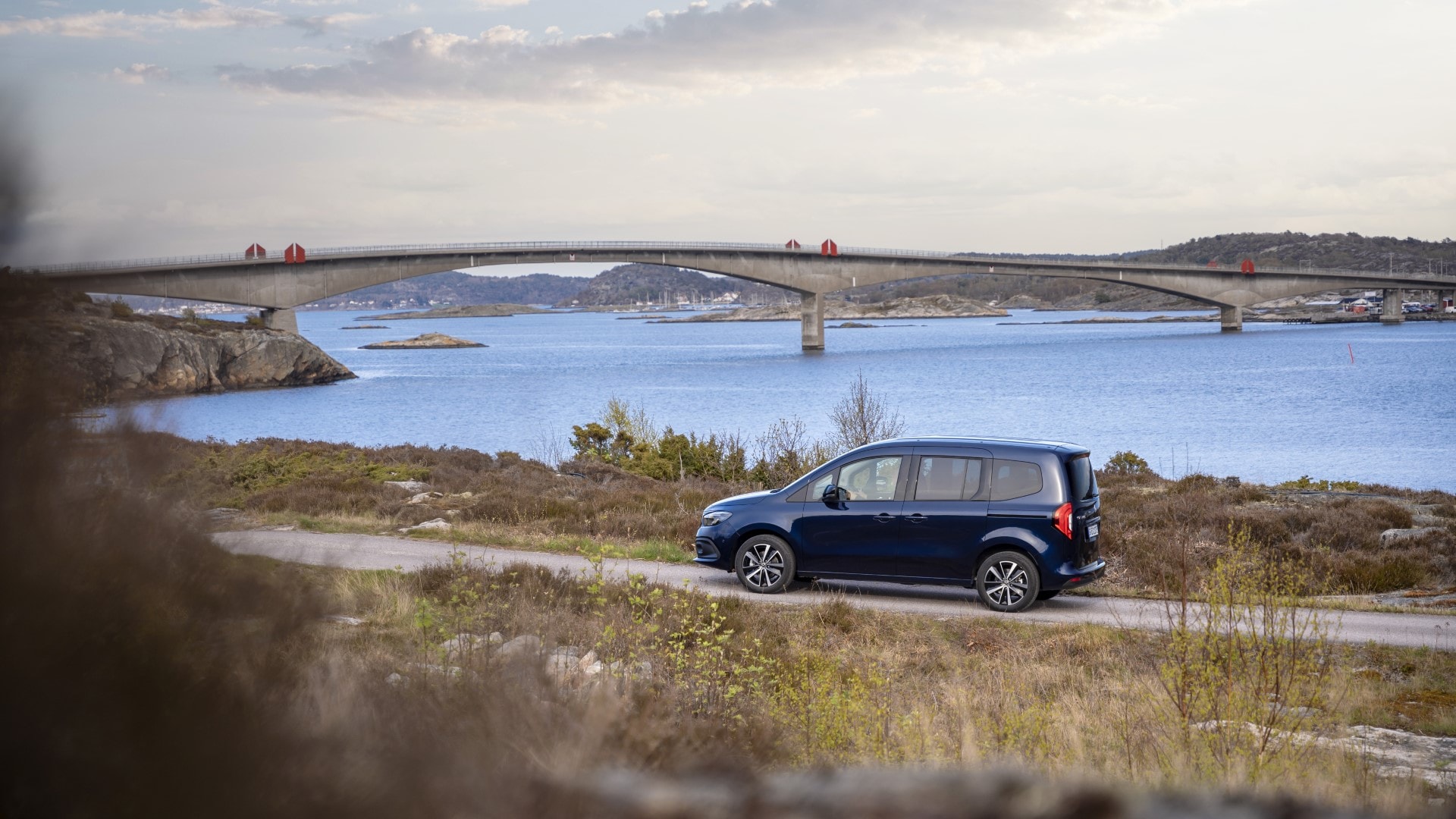 El Mercedes EQT capturado desde un ángulo lateral en un entorno natural, enfatizando su adaptabilidad.