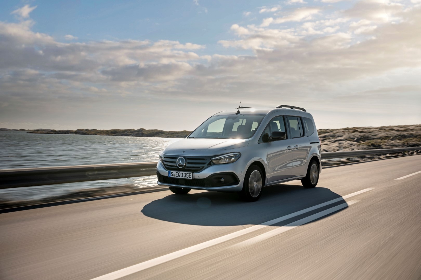 Vista lateral del Mercedes EQT con detalle del techo y línea de diseño.
