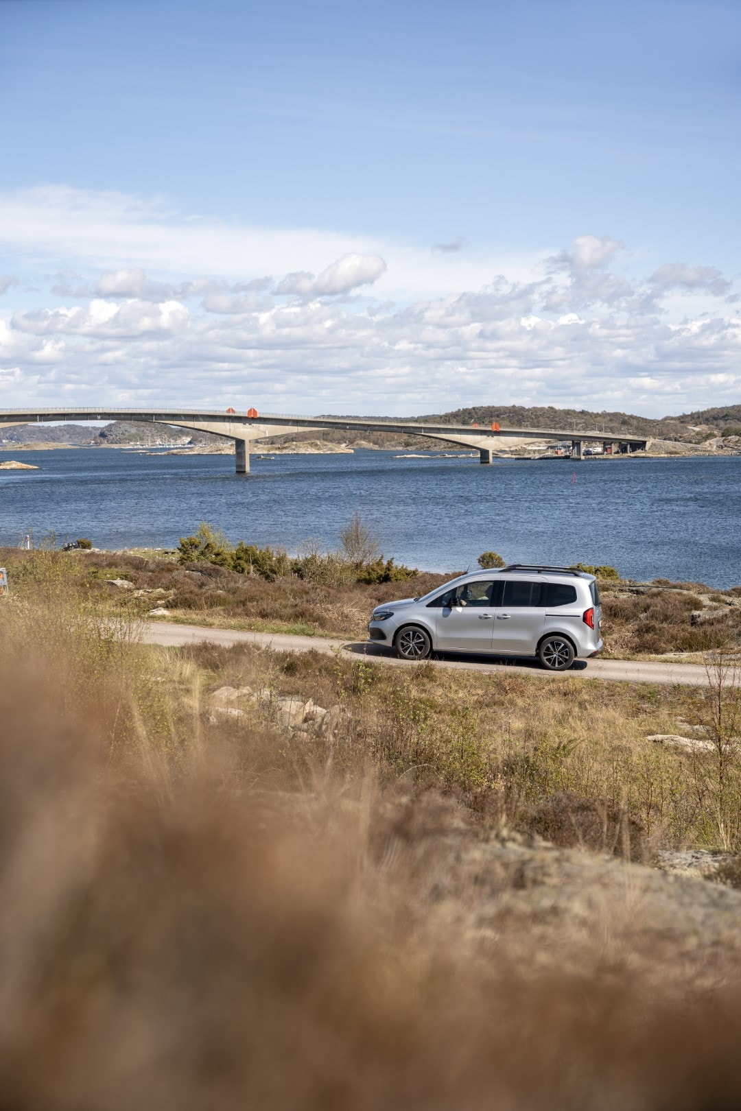 Mercedes EQT capturado en entorno natural con vista al lago