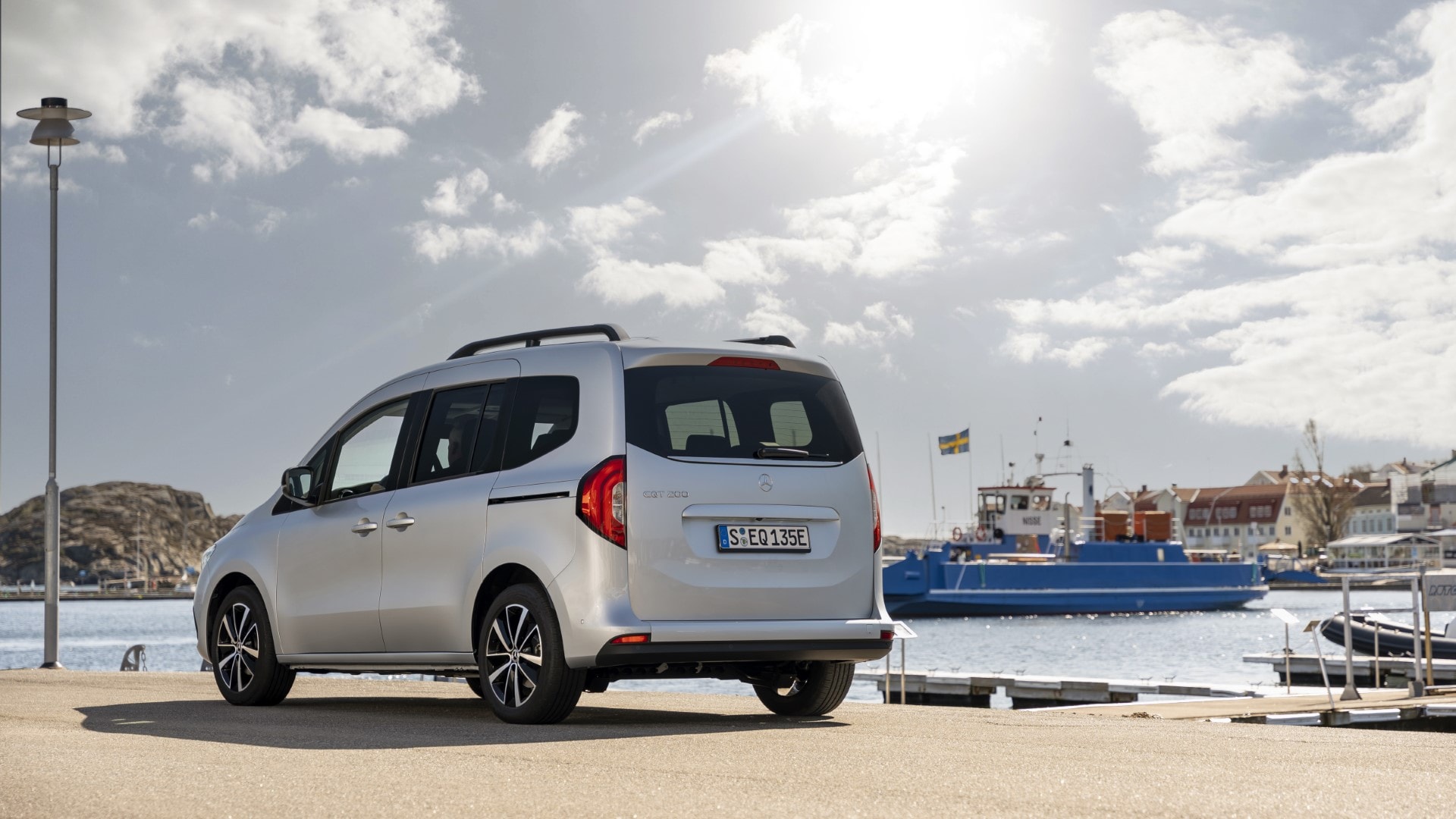 Vista trasera y lateral del EQT en contexto marítimo-puertuario