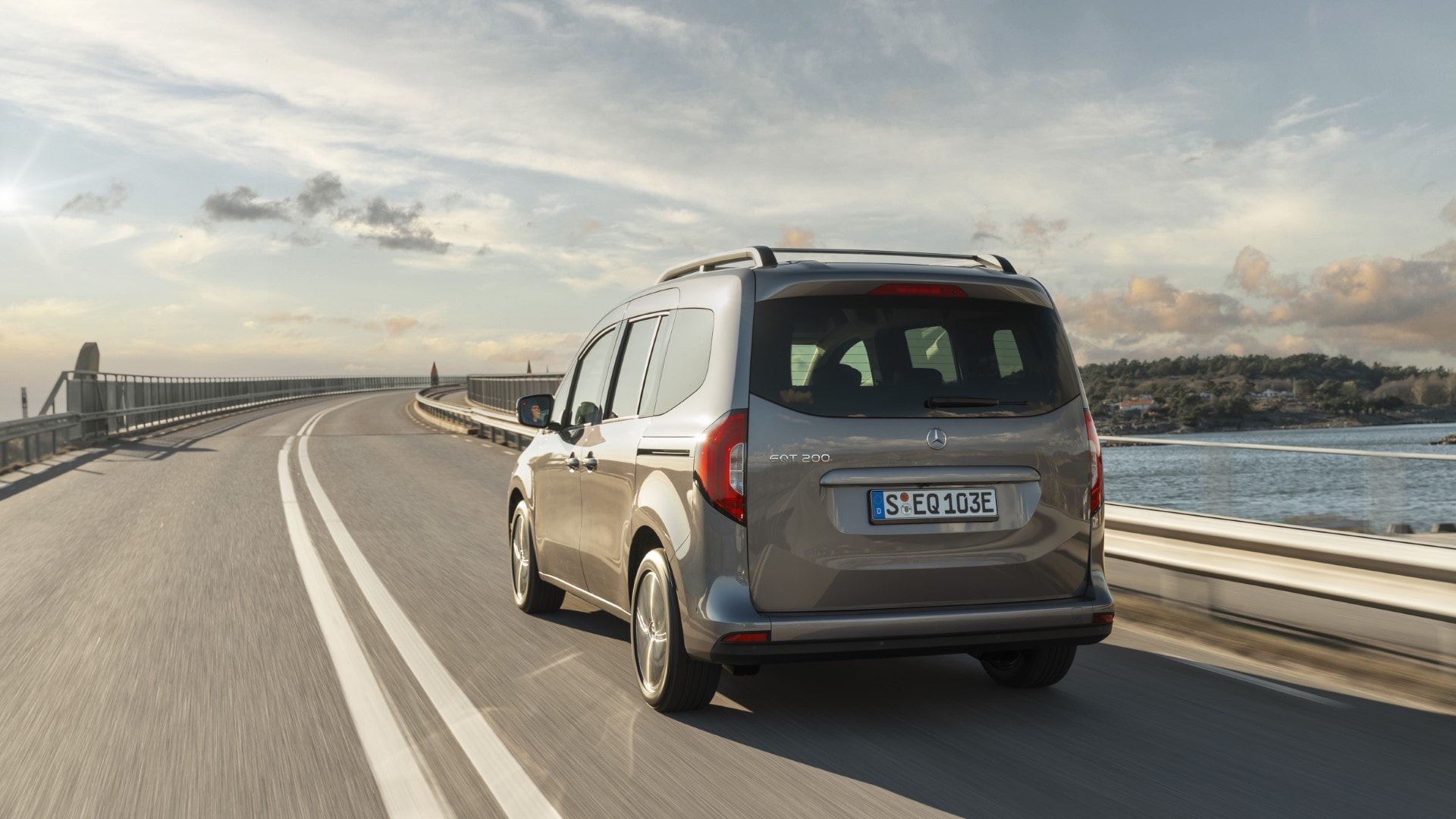 El Mercedes EQT en su hábitat natural, combinando funcionalidad y estética en la carretera.