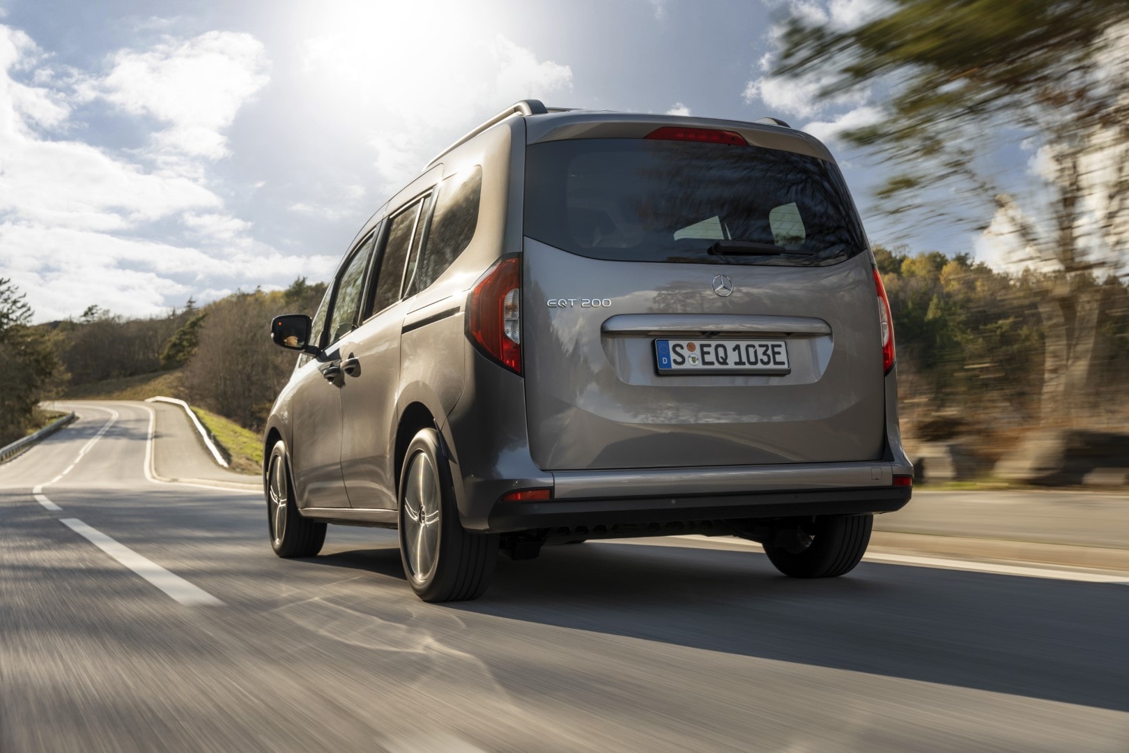 Vista trasera del Mercedes EQT en circulación, resaltando su moderno diseño.