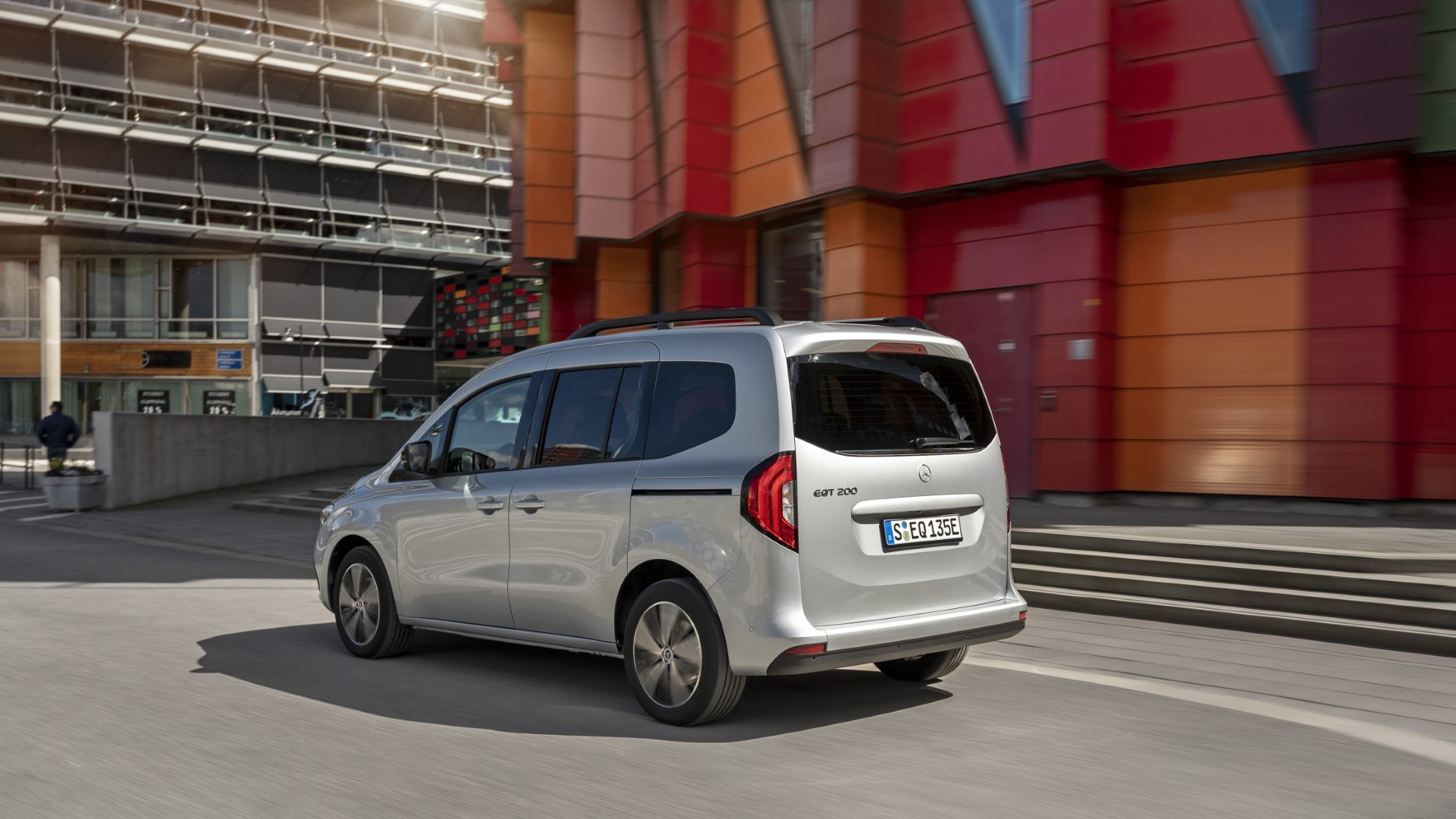 Vista trasera del Mercedes EQT en movimiento, destacando la parte trasera del vehículo.