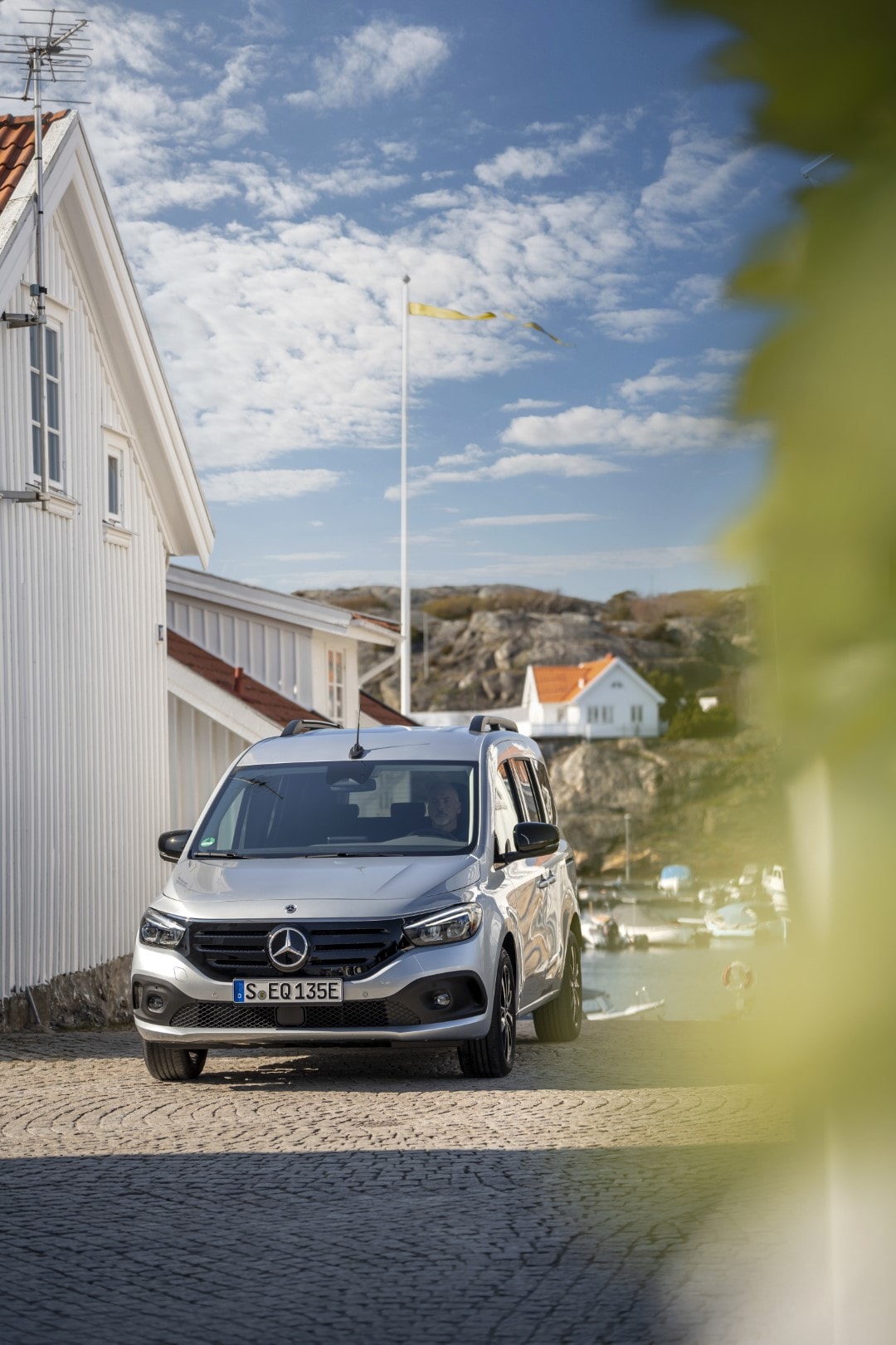 Mercedes EQT deslumbra con su estética vanguardista en un entorno urbano.