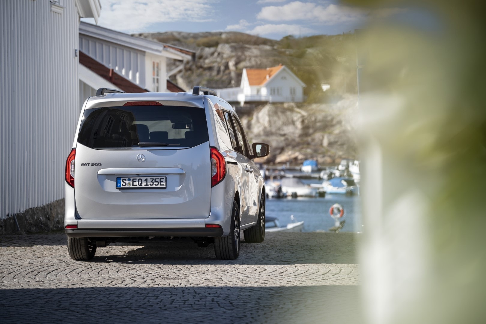 Vista posterior del Mercedes EQT destacando su diseño y dimensiones prácticas.