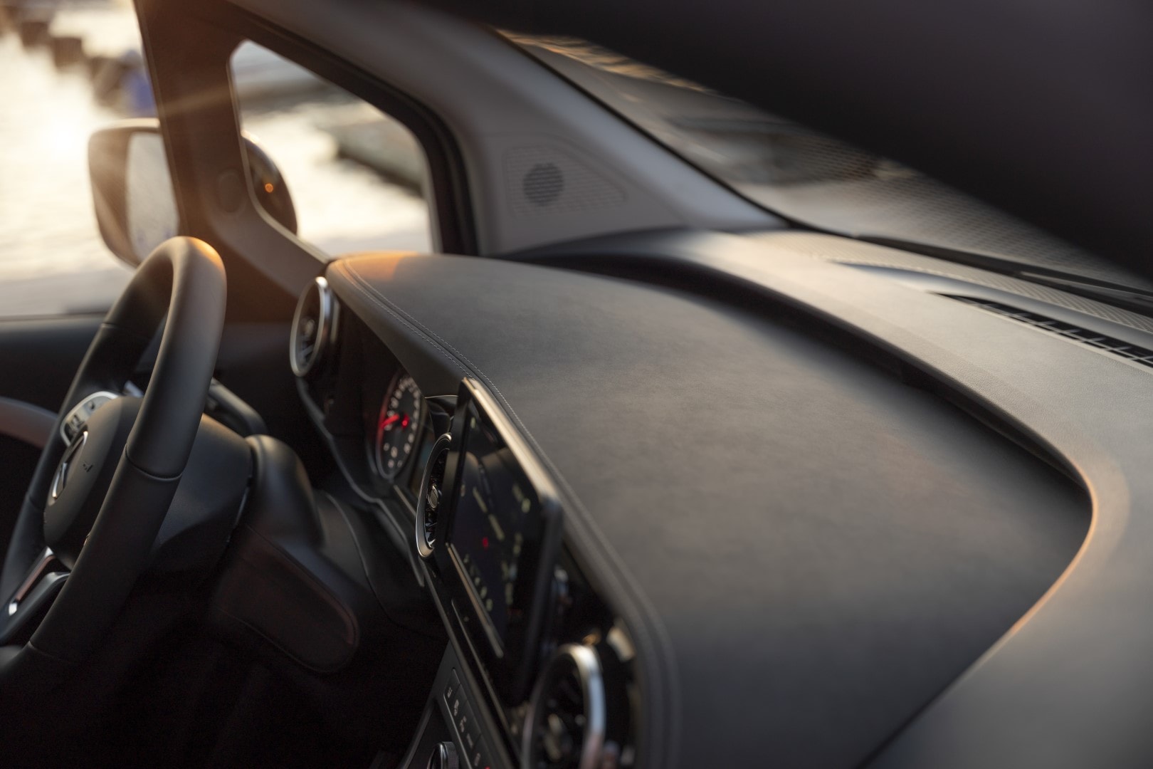 Cockpit del Mercedes EQT con enfoque en el volante y consola.