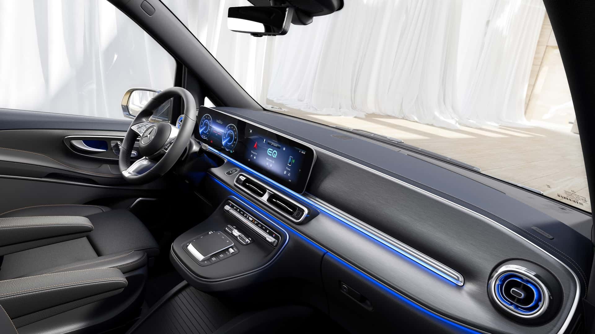 Cabina del EQV con acabados premium y pantalla central táctil.