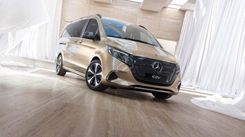 El Mercedes EQV muestra un diseño vanguardista y una estética limpia. El Mercedes EQV muestra un diseño vanguardista y una estética limpia.