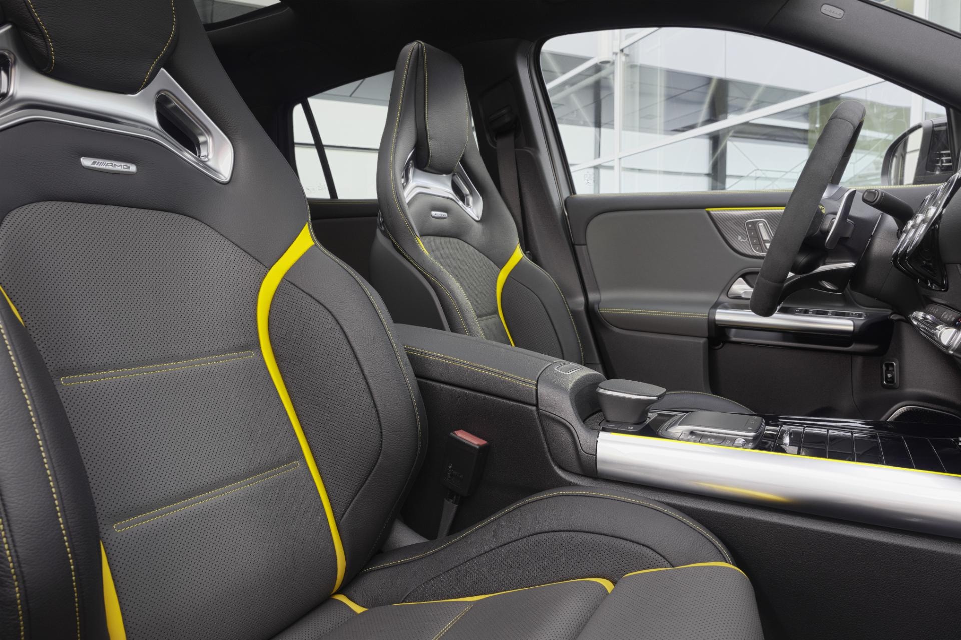 Asientos deportivos con costuras amarillas del Mercedes GLA híbrido.