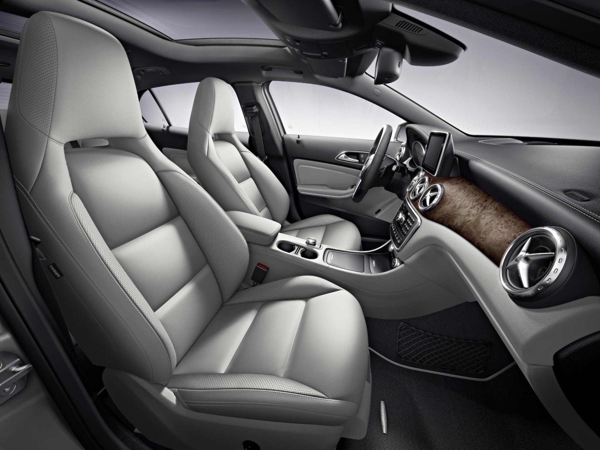 Asientos de cuero con diseño ergonómico del Mercedes GLA Híbrido.