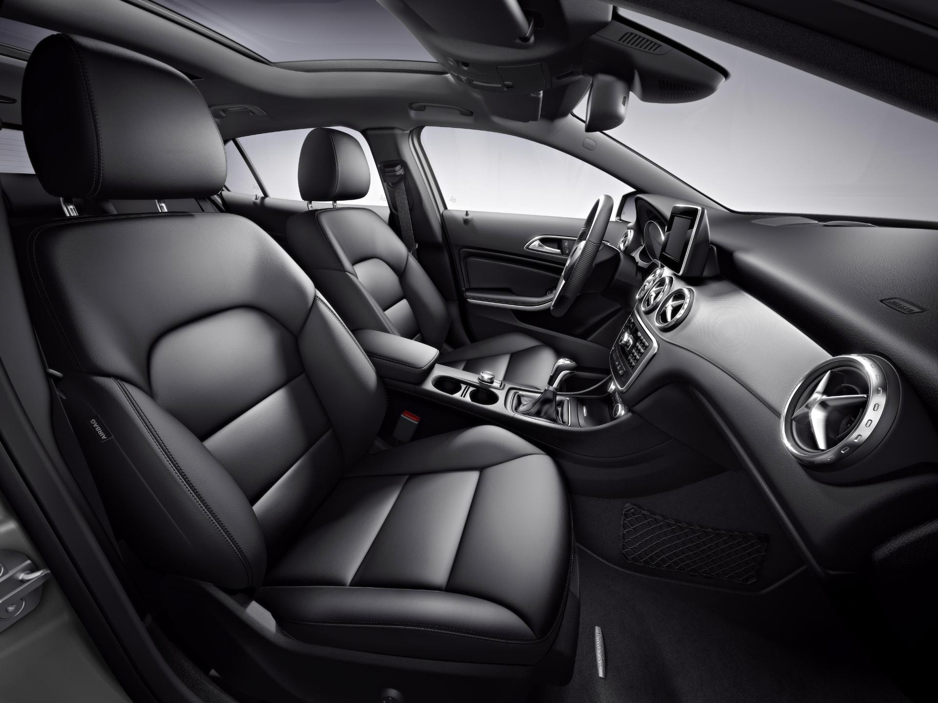 Vista de los asientos delanteros desde la perspectiva de la segunda fila.