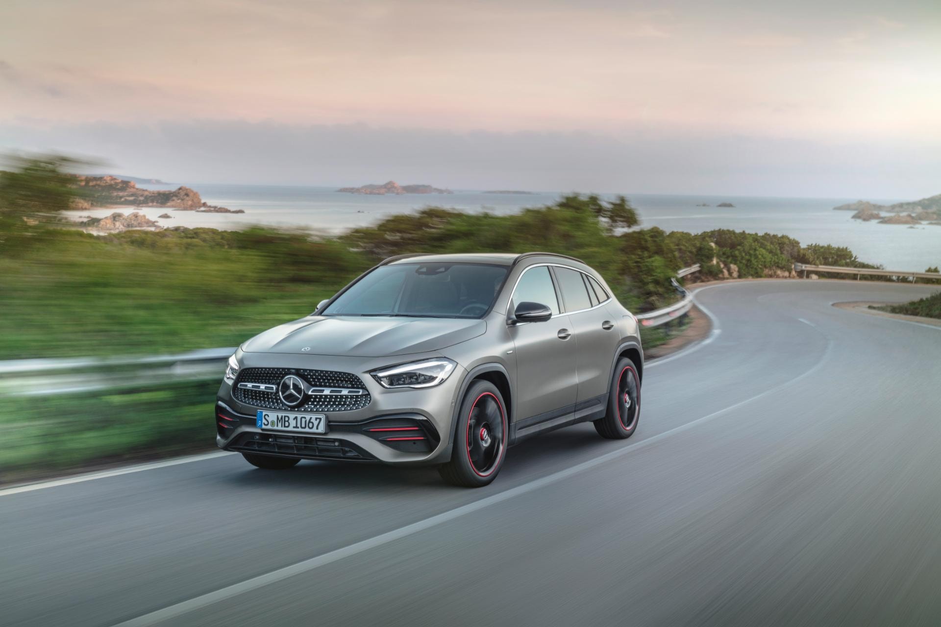 Imagen del Mercedes GLA híbrido destacando su frontal mientras circula.