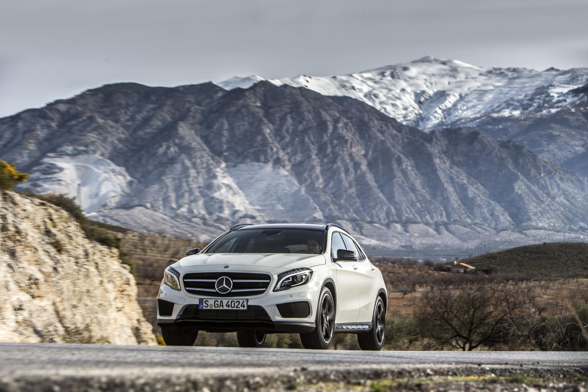 Mercedes GLA Híbrido en carreteras de montaña, exterior elegante.