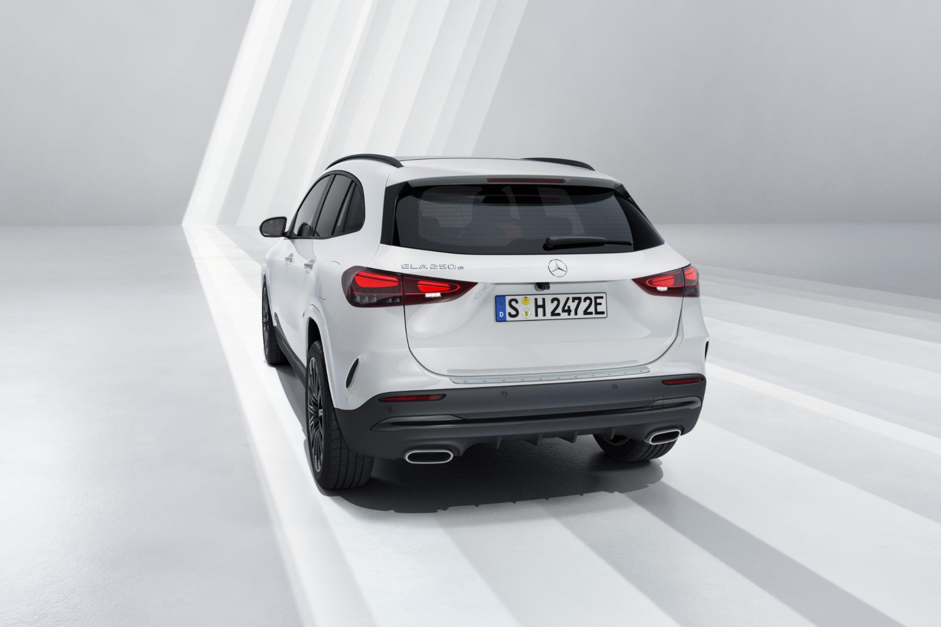 Perspectiva trasera que resalta el diseño y proporciones.