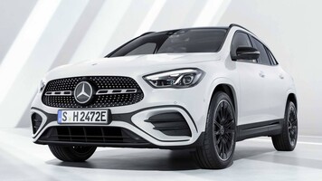 Vista frontal y lateral del Mercedes GLA Híbrido, elegancia y deportividad. Vista frontal y lateral del Mercedes GLA Híbrido, elegancia y deportividad.