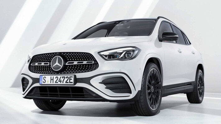 Vista frontal y lateral del Mercedes GLA Híbrido, elegancia y deportividad.