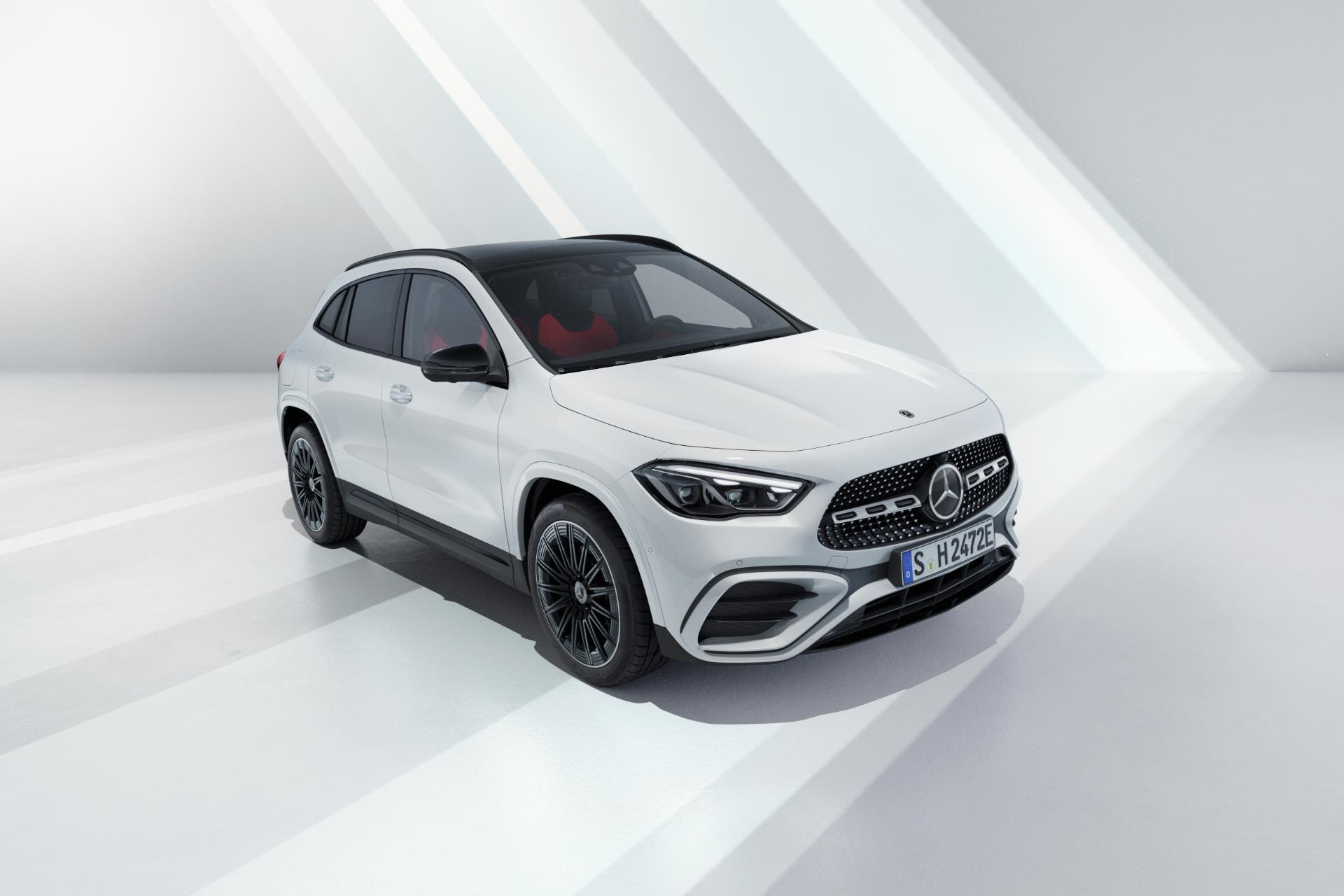 Imagen frontal del Mercedes GLA Híbrido que muestra detalles de la parrilla.