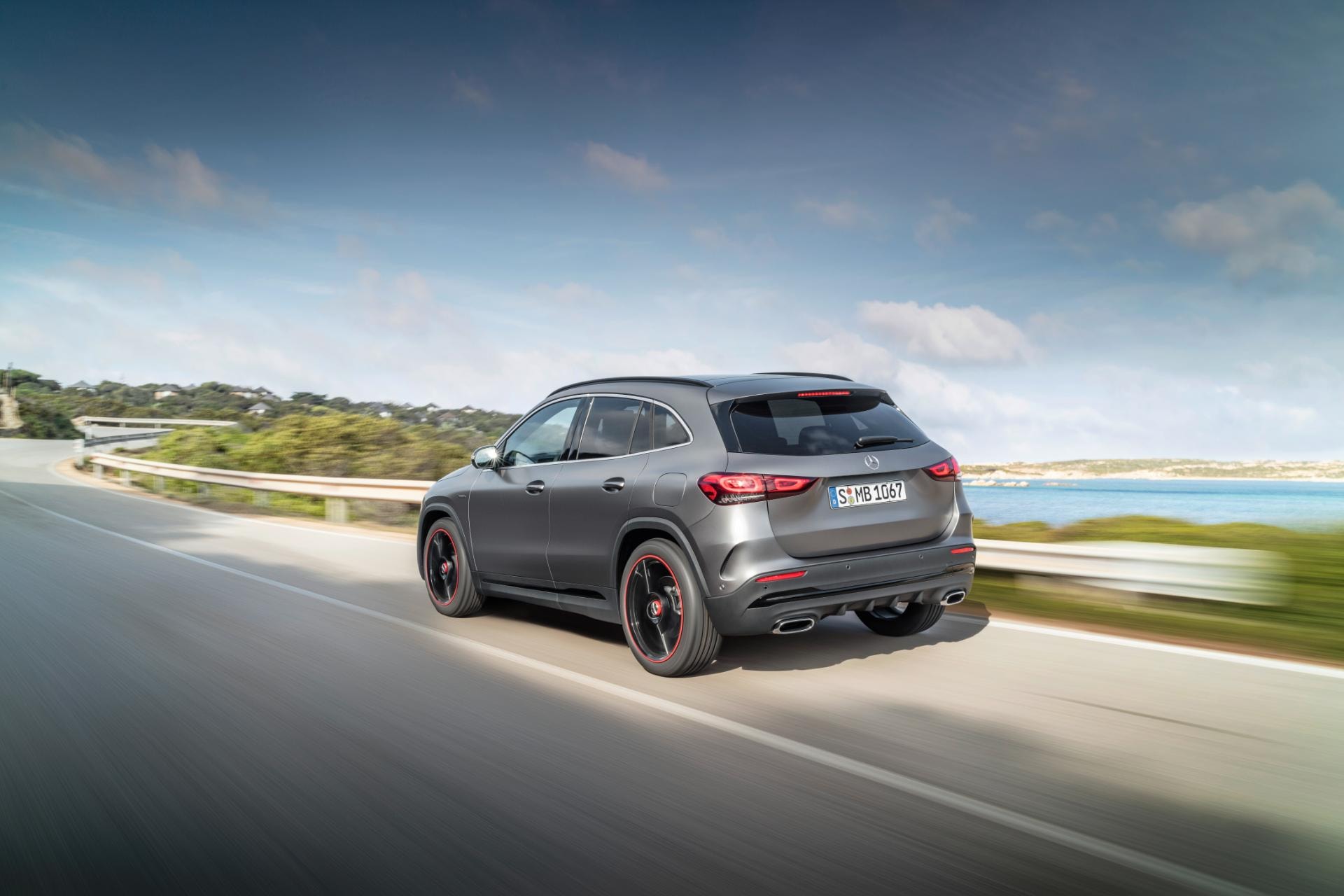 Mercedes GLA híbrido en movimiento mostrando su trasera y diseño aerodinámico.