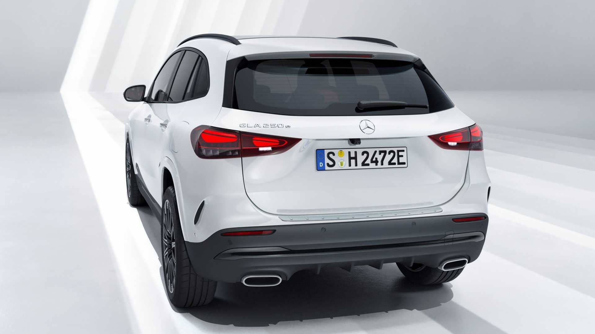 Diseño trasero del GLA Híbrido resaltando sus líneas modernas y dinámicas.