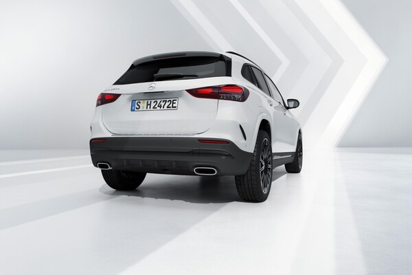 Vista trasera que muestra líneas y diseño de luces del GLA Híbrido. Vista trasera que muestra líneas y diseño de luces del GLA Híbrido.