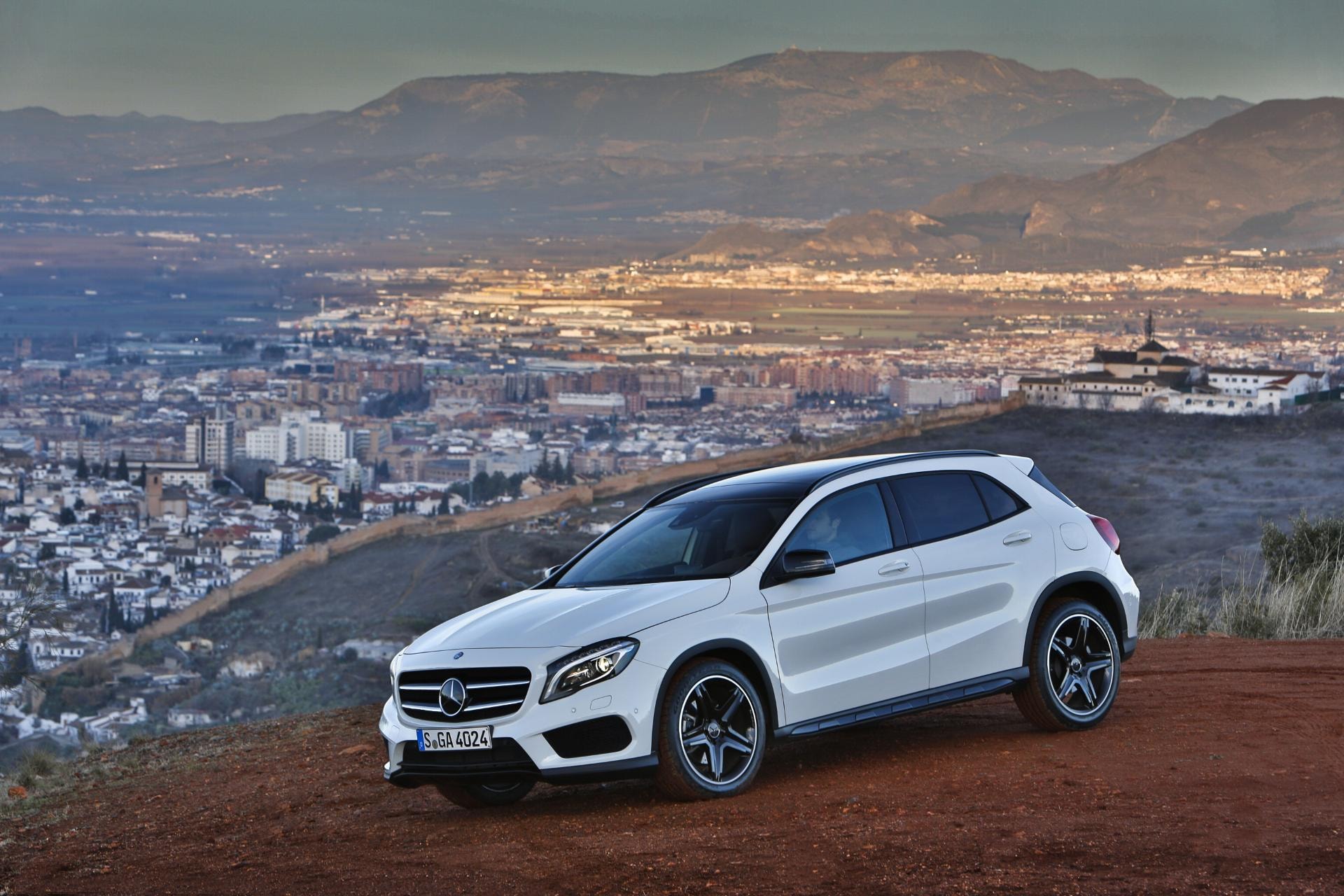 Mercedes GLA Híbrido con la ciudad al fondo, mostrando su perfil lateral.