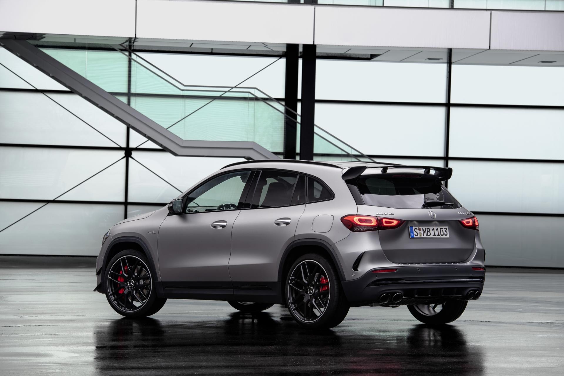 Vista lateral completa que resalta las líneas y proporciones del vehículo.