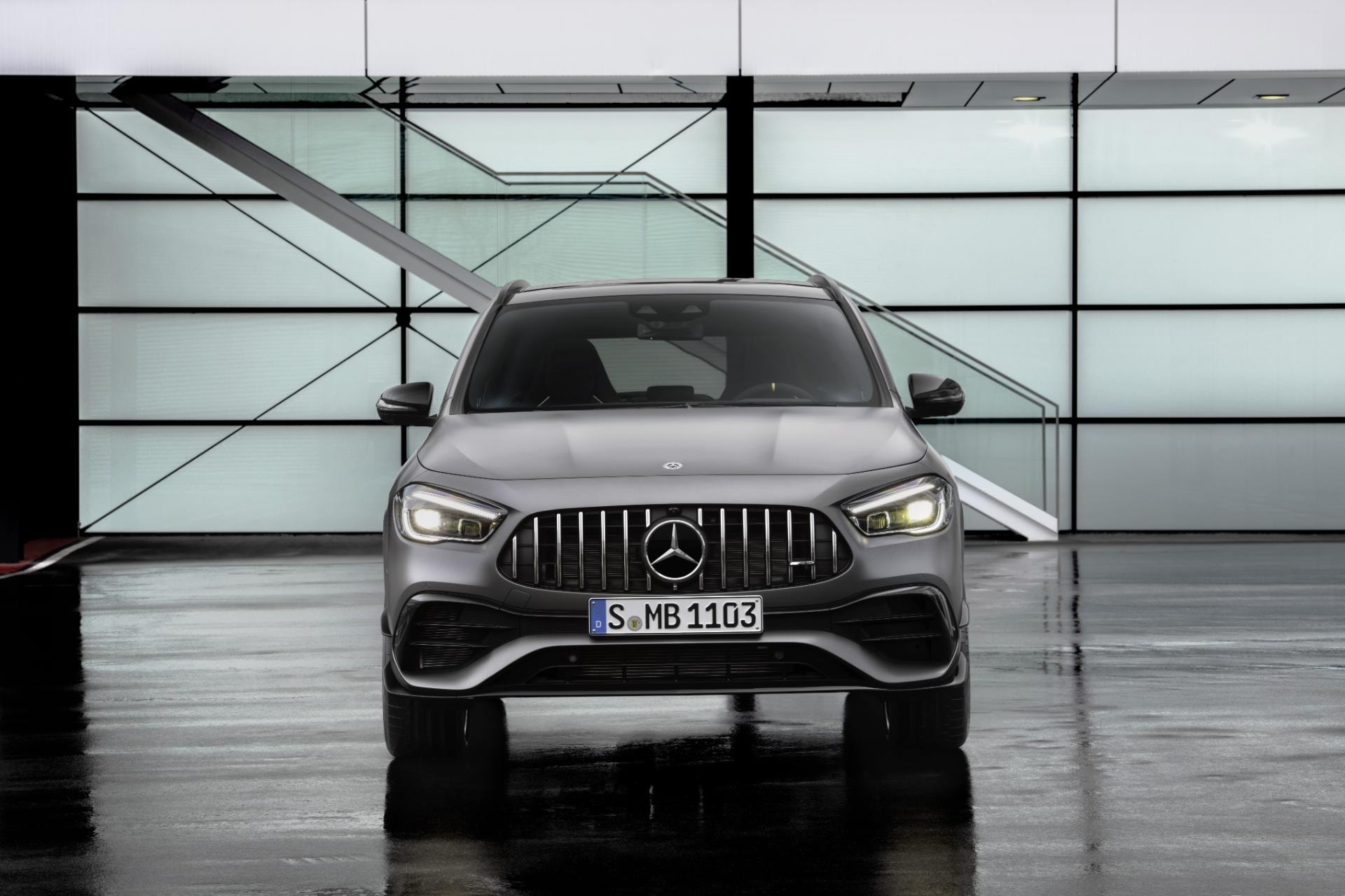 Imagen frontal del Mercedes GLA que muestra su robustez y diseño.