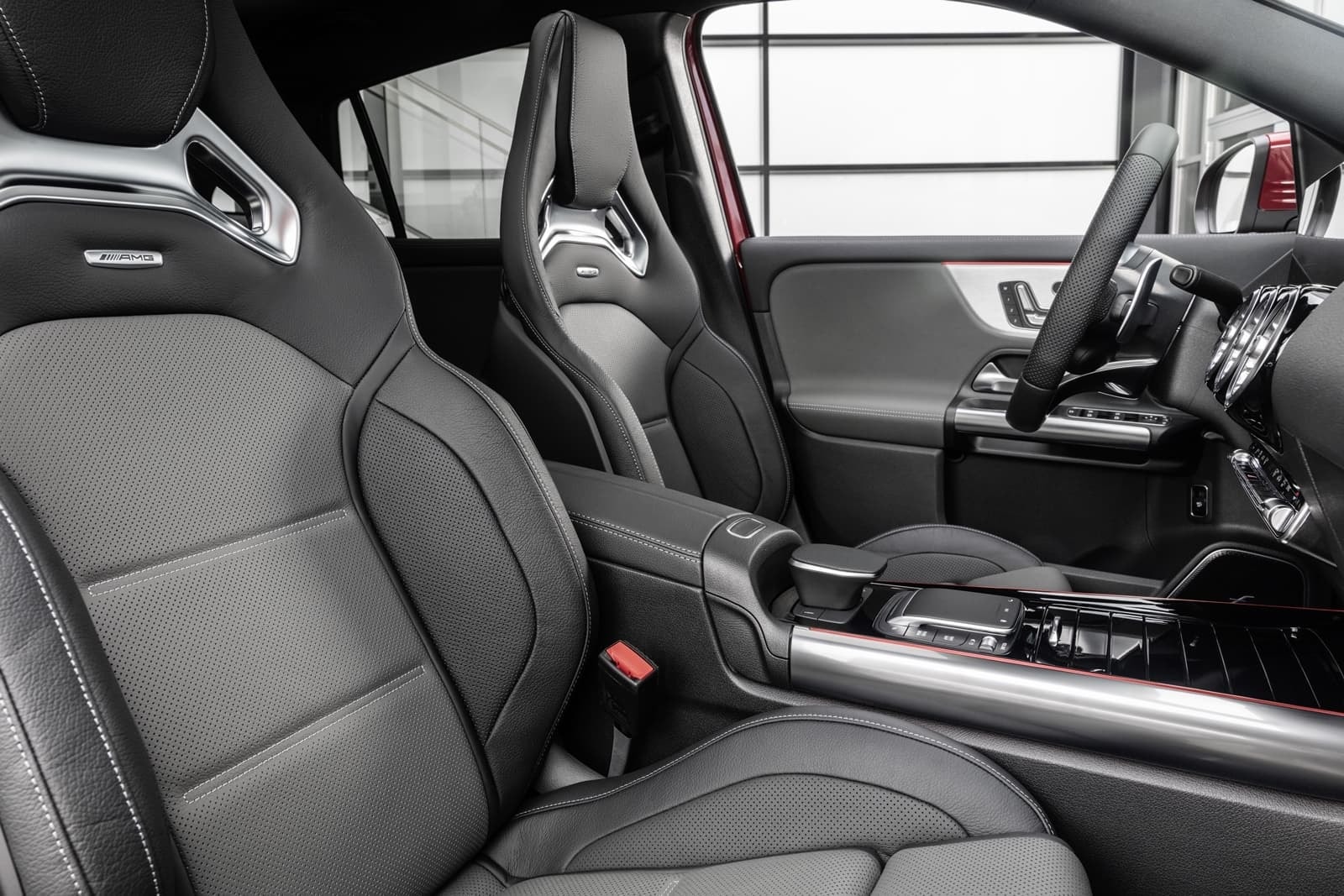 Asientos de cuero premium mostrando comodidad ergonómica