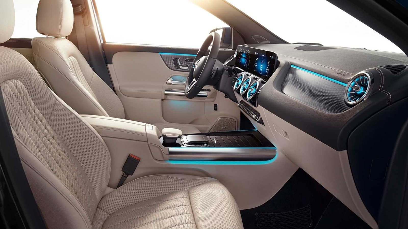 Interior refinado, resaltan asientos y consola central avanzada.