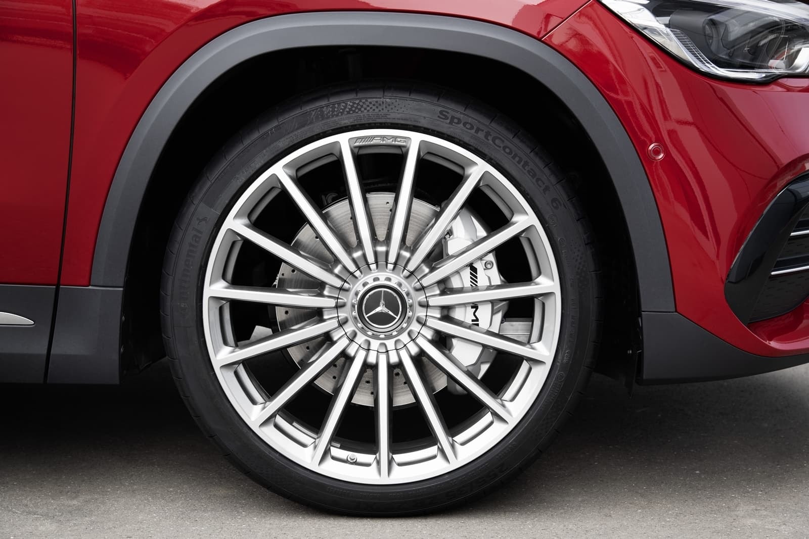 Rueda con llanta de aleación destacando su diseño exclusivo