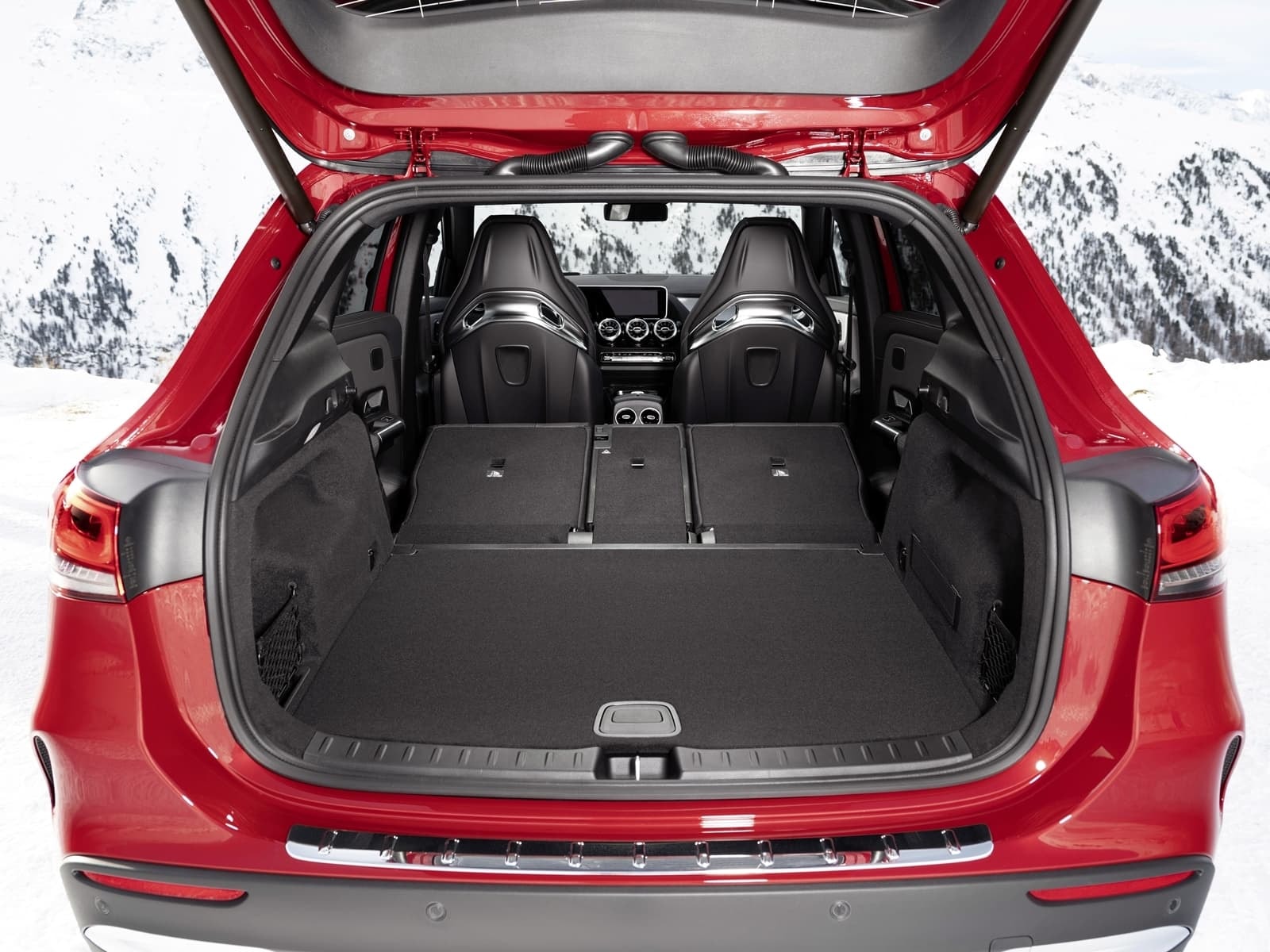 Maletero del Mercedes GLA con los asientos traseros abatidos.