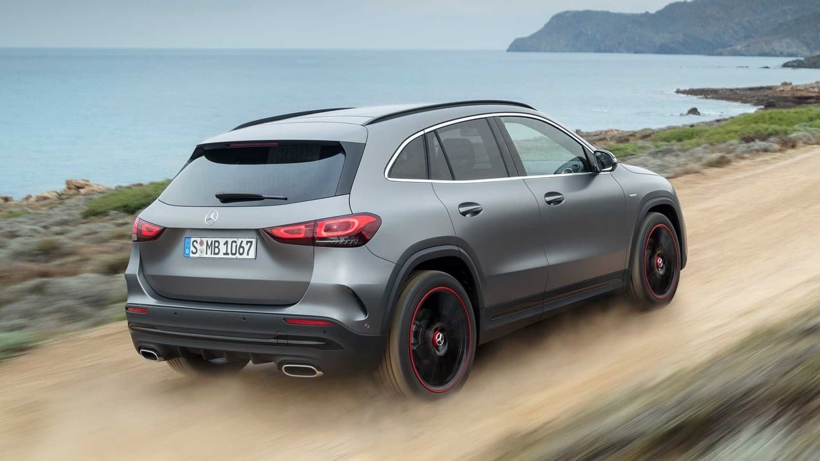 Trasera del Mercedes GLA, resaltando su porte compacto y robusto.