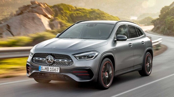 Mercedes GLA en movimiento, mostrando su diseño frontal y lateral.