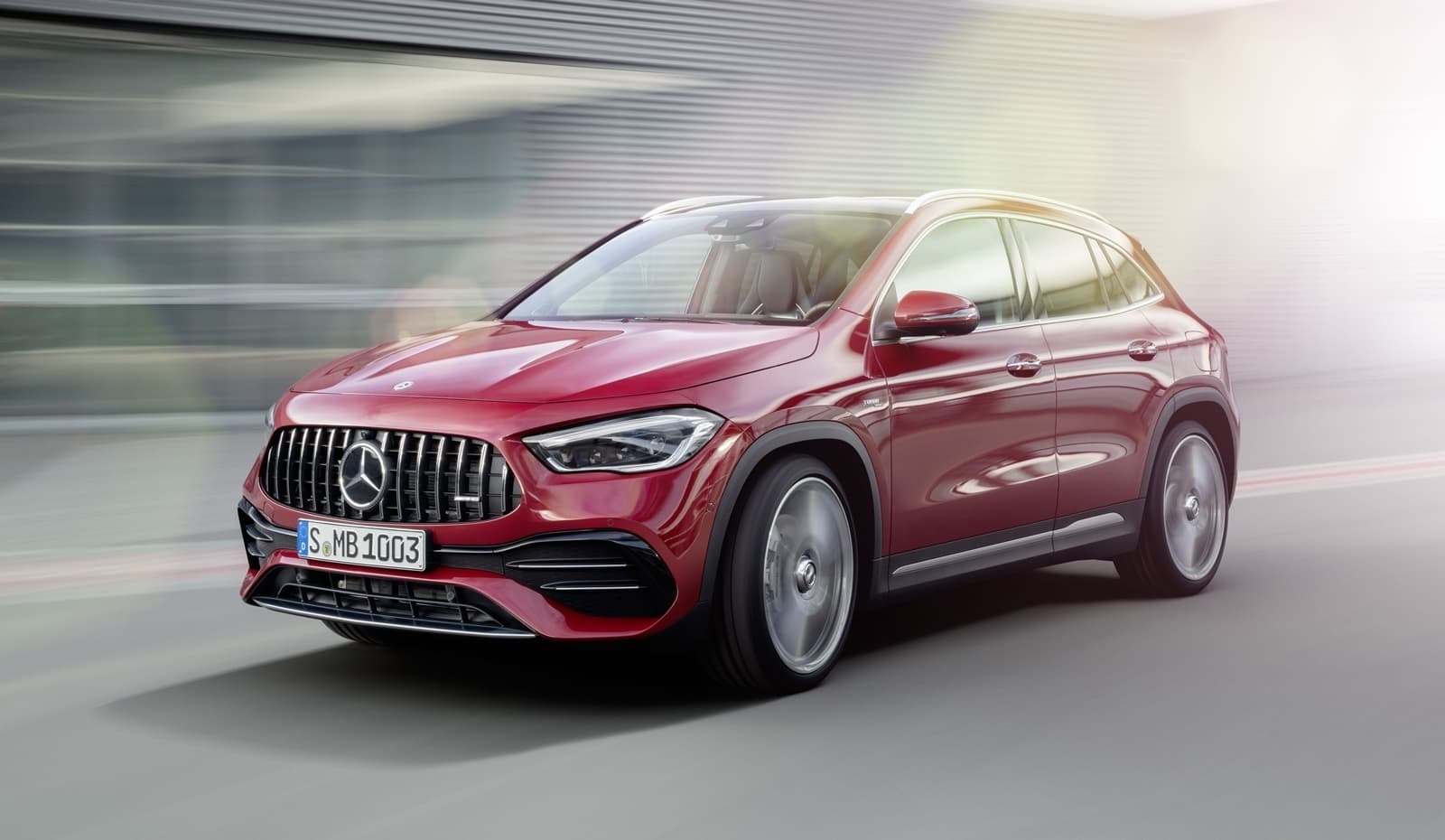 Toma dinámica del Mercedes GLA rojo en movimiento.