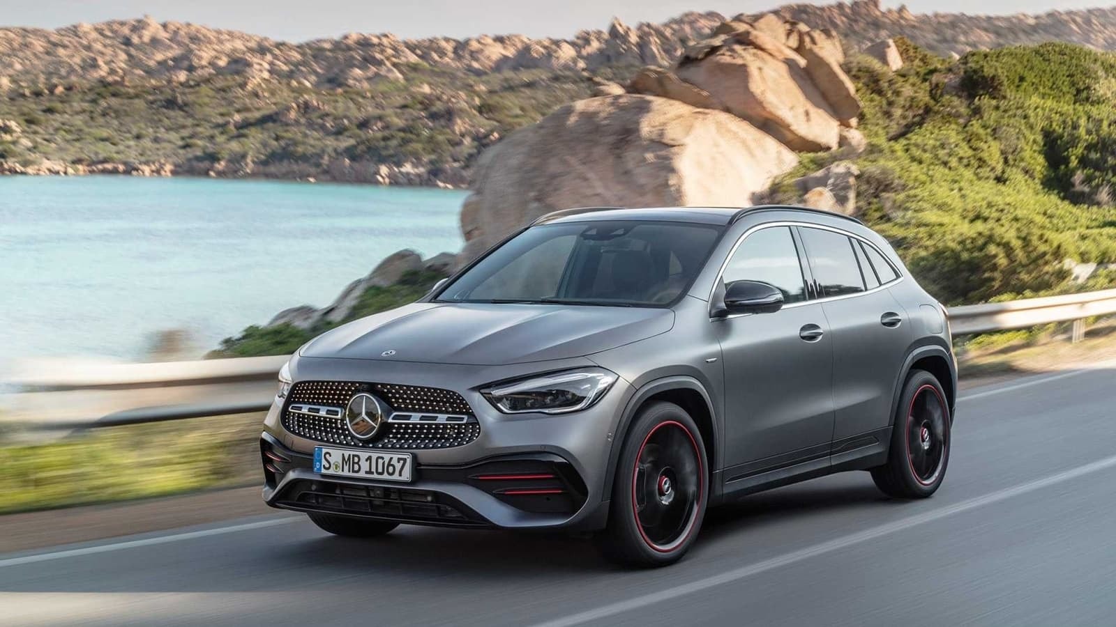 Mercedes GLA captado en plena maniobra en entorno natural.
