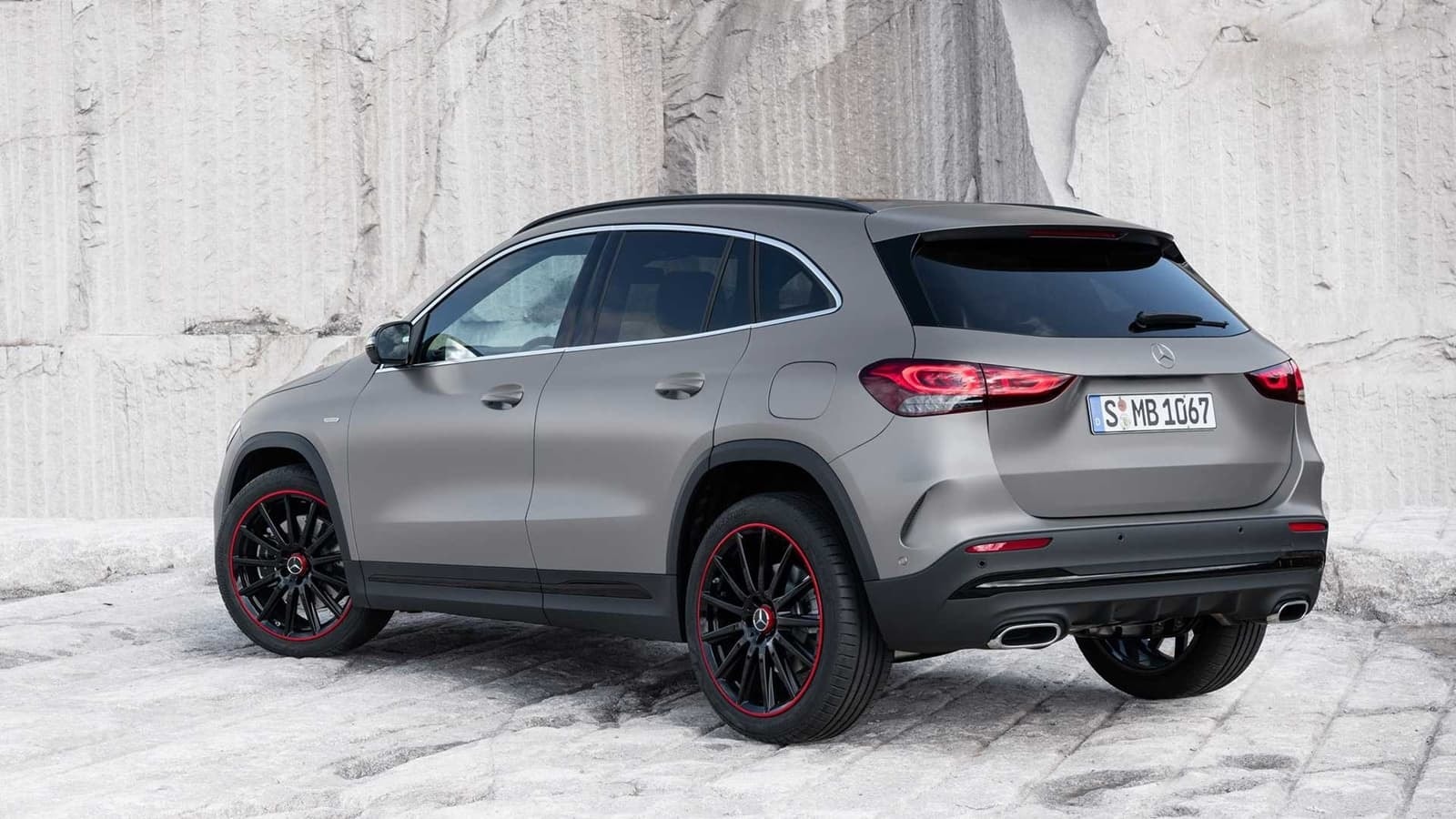 Imagen sólida del Mercedes GLA con vista trasera y lateral.