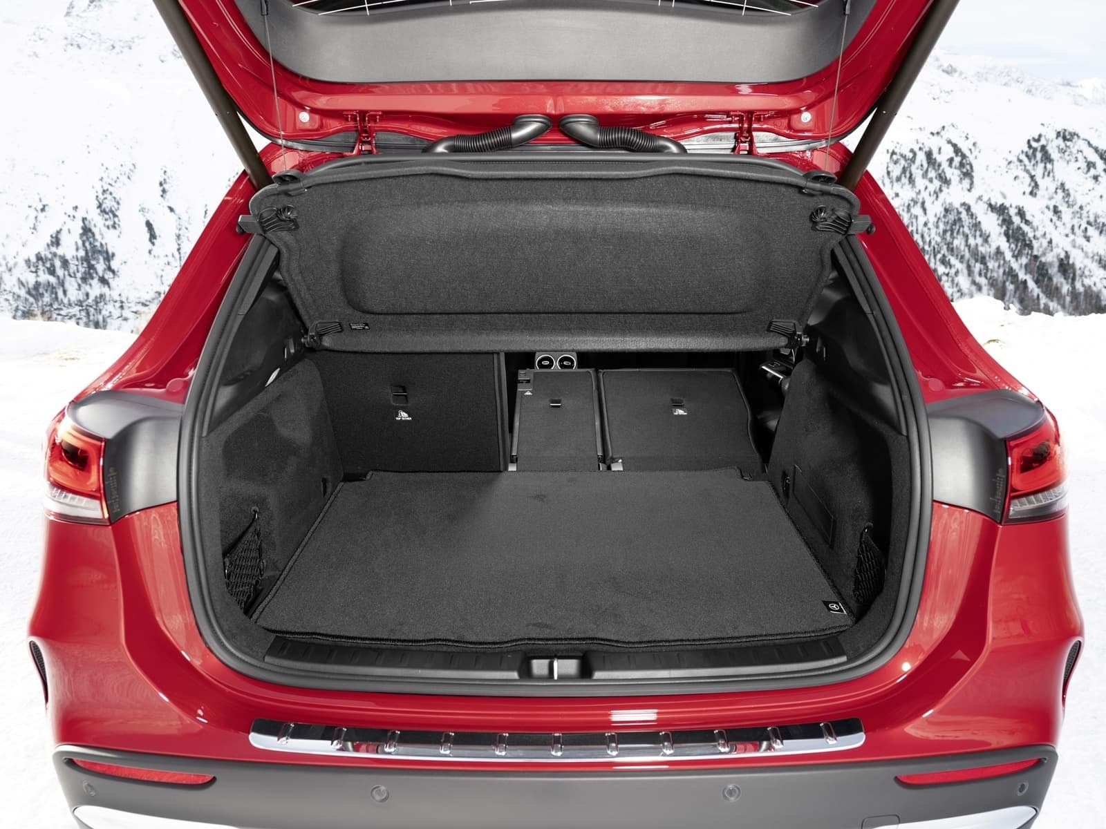 Detalle del maletero con sistema de carga divisible.