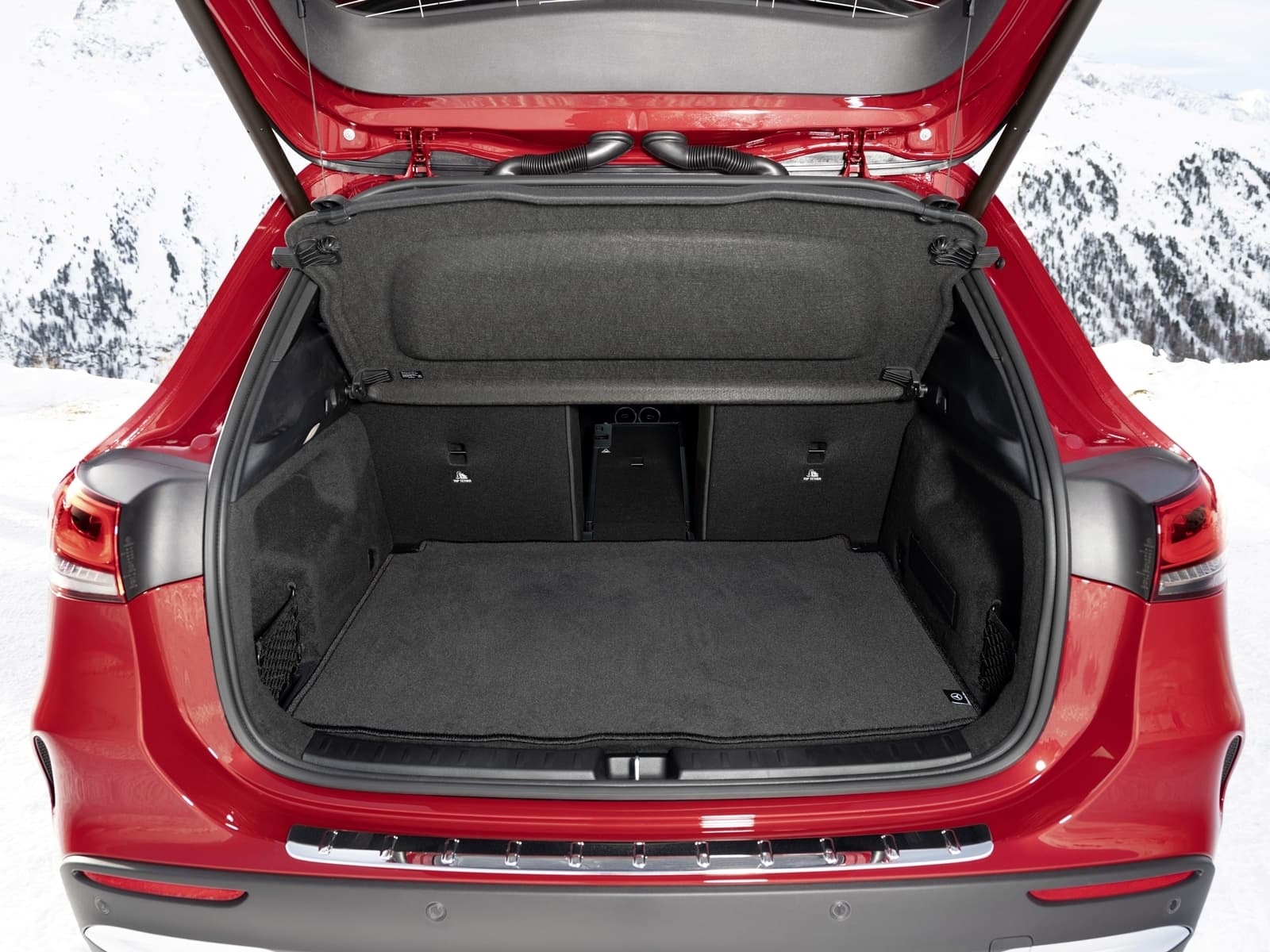 Espacioso maletero del Mercedes GLA, muestra su compartimento vacío.