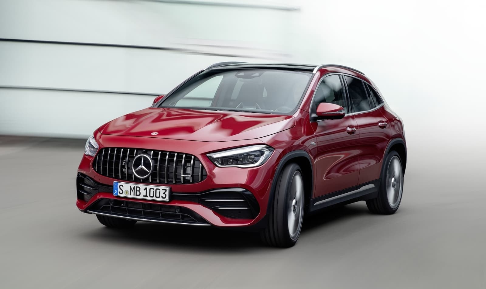 Imagen lateral frontal del Mercedes GLA en rojo.