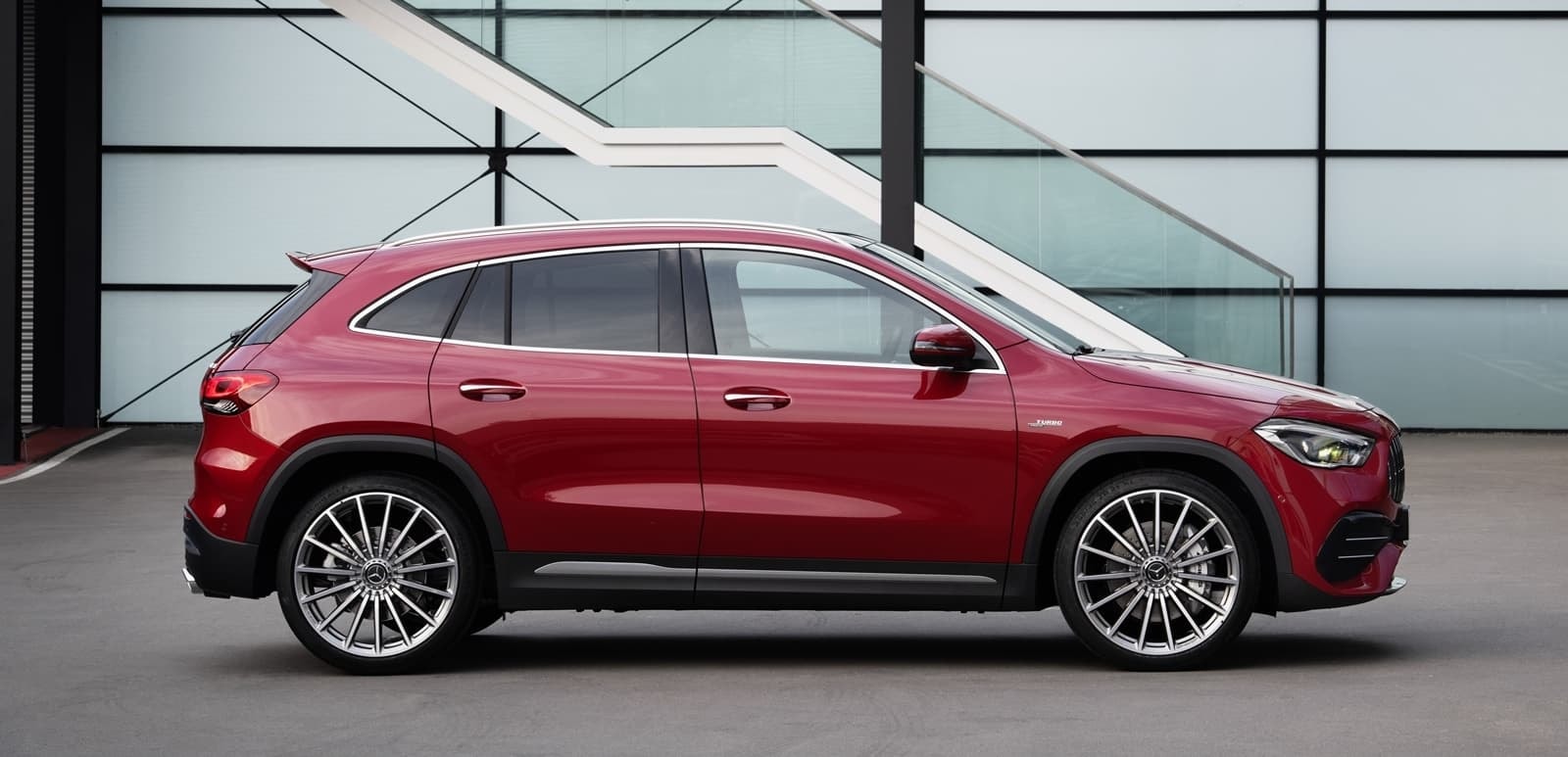 Perfil lateral que resalta la aerodinámica del Mercedes GLA